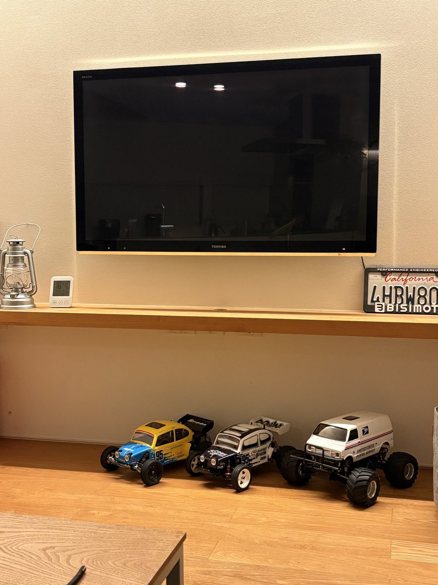 yanbowmarbow's tweet photo. 秘密裏に進めてきた増車プロジェクトですが、本日、3台に増えたことに気づかれてしまったようです

#京商ターボトマビートル
#EVOホーネット
#ランチボックスネクスジェン https://t.co/kneYjpvmHT
