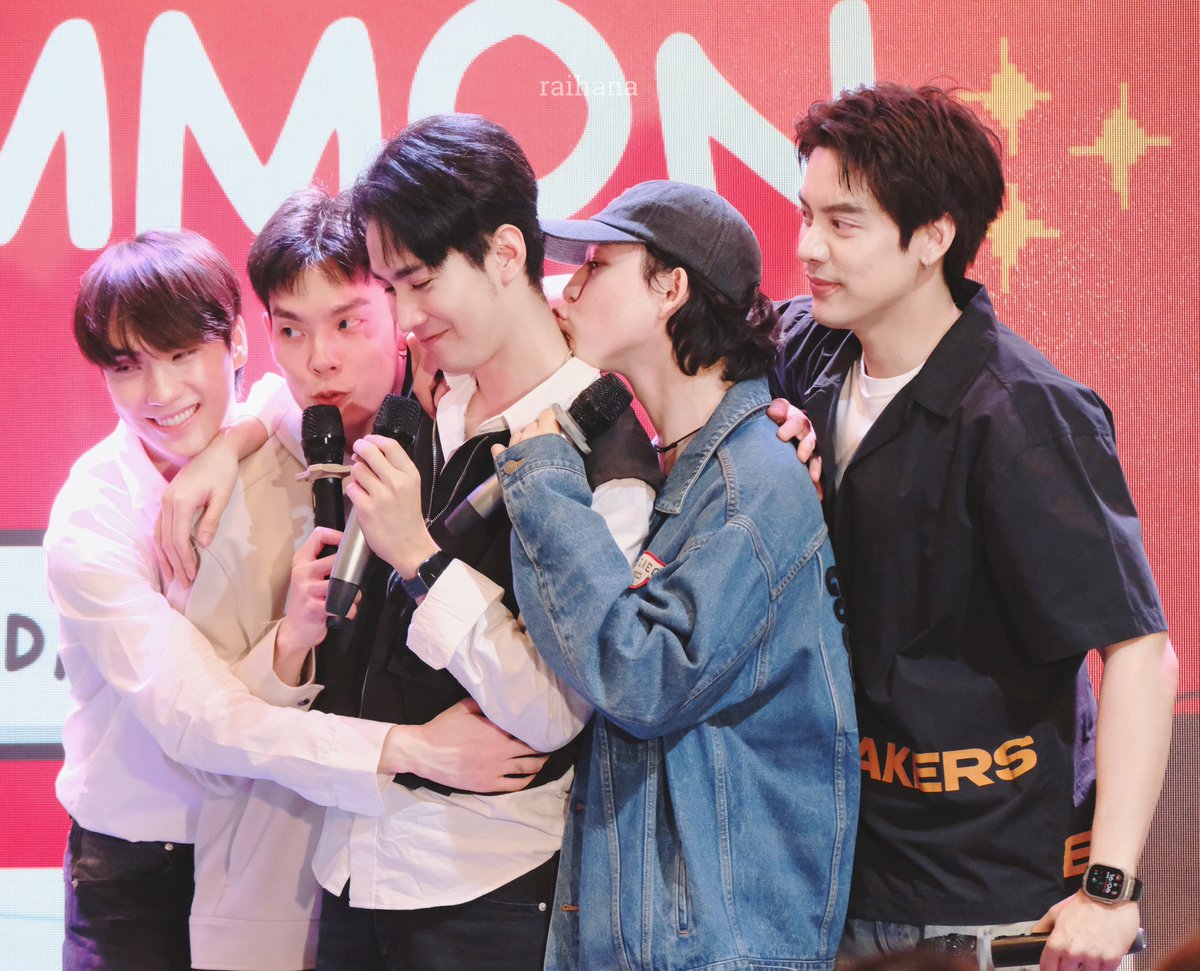 raihannuy1's tweet photo. SBFIVE คือครอบครัวที่อบอุ่นที่สุด ทุกคนยังเหมือนเดิม

#KIMMONBirthdayParty 
#ขุณขิมมอญ 
#TaeDarvid 
#TEeThanapon 
#CTRPANUWAT 
#บาสเด็กอ้วนที่แท้จริง 
#SBFIVE https://t.co/MimgkAxWvt