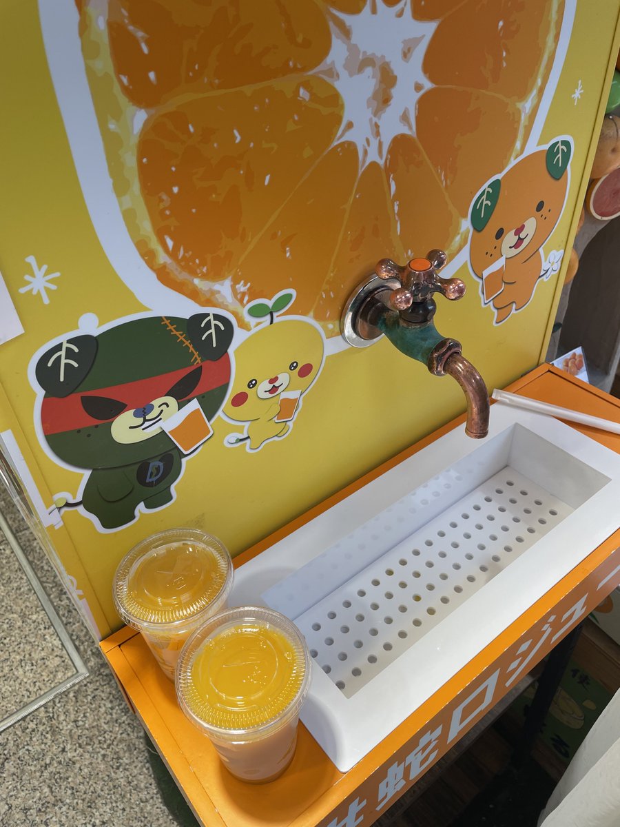 k1__02's tweet photo. 食べ歩きと動物触れるところ行ってきた
楽しすぎた https://t.co/fGPuZBDGsu