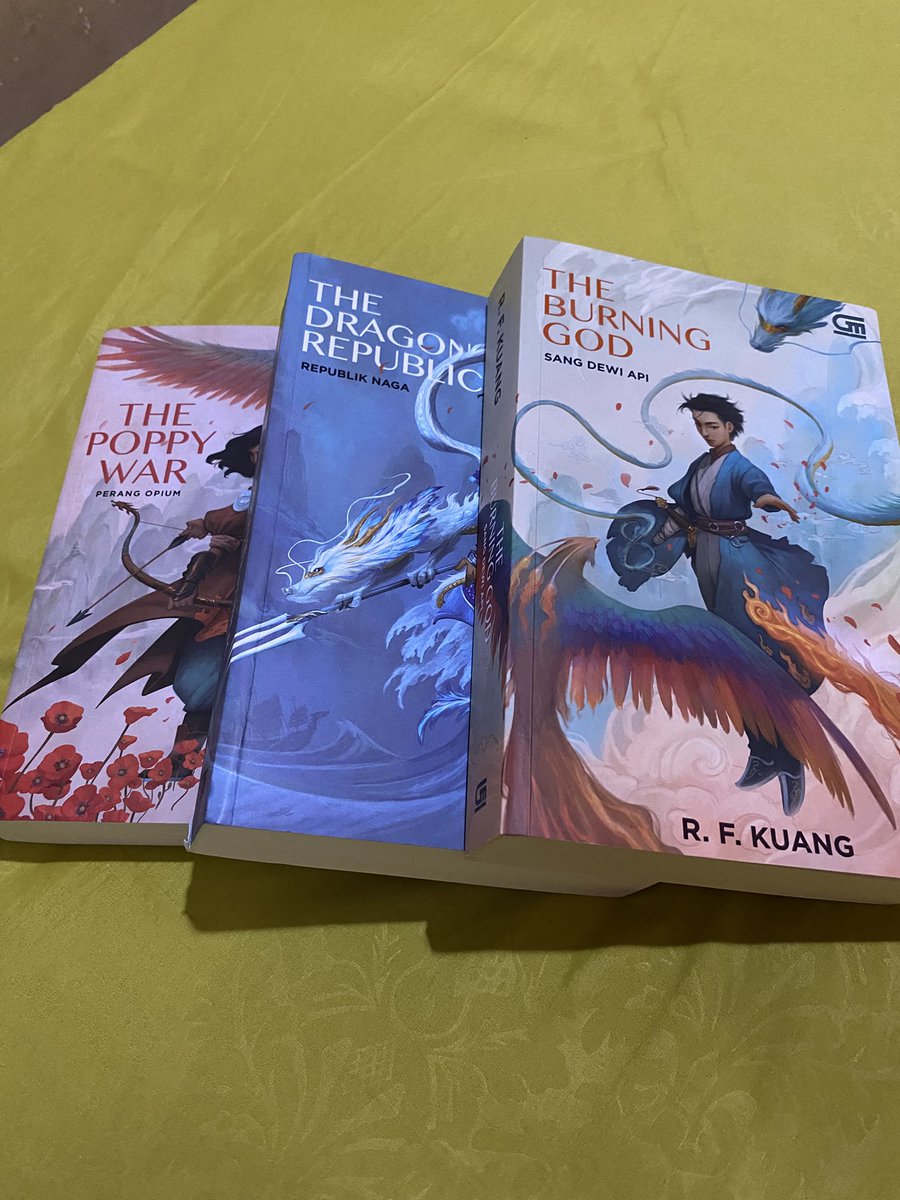 lailinurm's tweet photo. Finally menyelesaikan trilogi poppy war yang sangat mengguncang mental 😭. Awalnya random buy, tapi sejak baca buku pertama jadi jatuh cinta sama world buildingnya. Buat yg suka MC anti hero bakalan suka sih trilogi ini. Nggak nyangka sih kalo ini karya debut R.F kuang. 1000/10🔥 https://t.co/ecpkwme3VT