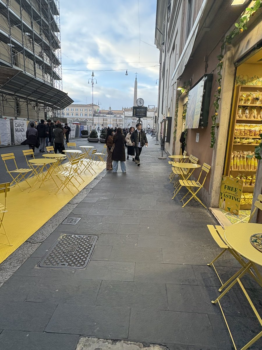 Io veramente vi chiedo aiuto, a tutti, per avere una risposta da <a href="/Sovrintendenza/">Sovrintendenza Roma</a>, Monica Lucarelli, Lorenza Bonaccorsi, <a href="/gualtierieurope/">Roberto Gualtieri</a>, <a href="/comuneroma/">Comune Roma</a> <a href="/romafuturamun1/">Roma Futura Municipio 1</a> , <a href="/PD_ROMA/">PD ROMA</a>, su come sia possibile una roba così in pieno tridente a v. del corso davanti a piazza del Popolo