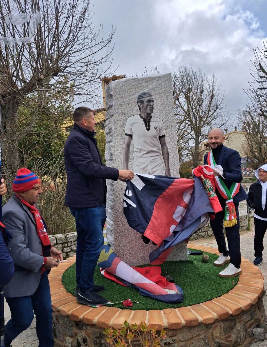 babanzolu's tweet photo. @valepurplelague Qualche giorno fa il Comune di Lodine ha dedicato questo monumento a #gigiriva https://t.co/VI5jdpmt9B
