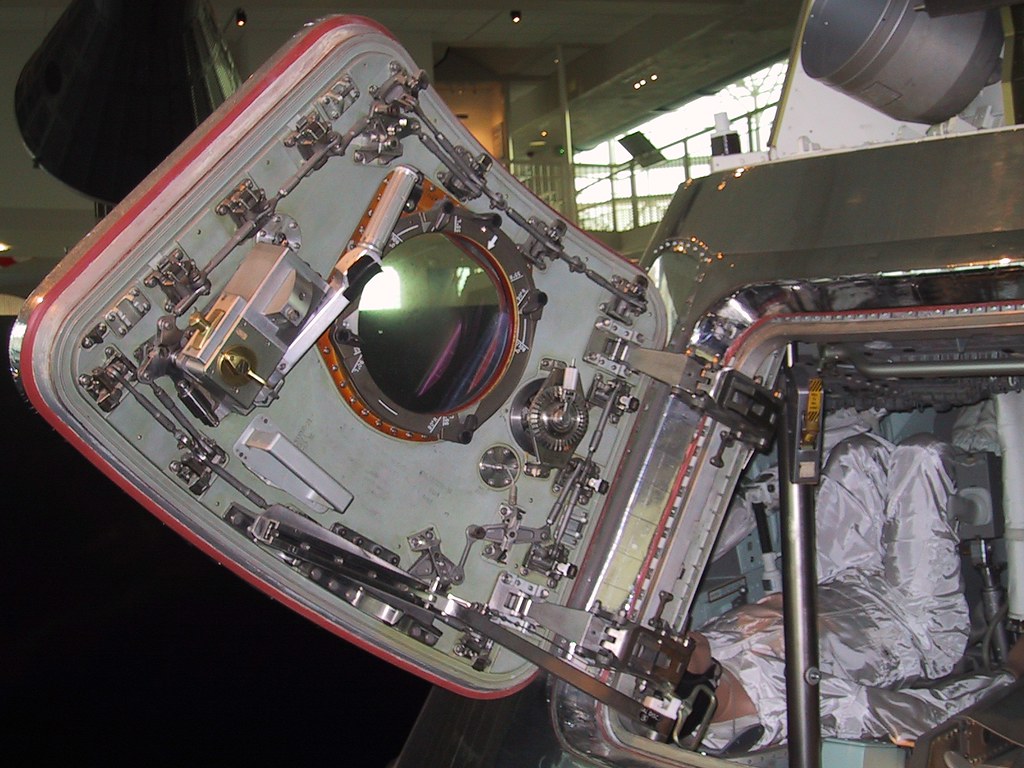 GFLspace's tweet image. 📸 Archives #Apollo

Après l’incendie d’Apollo 1, la NASA modifie profondément le module de commande.

La capsule Apollo Block II reçoit notamment une nouvelle écoutille ouvrant vers l’extérieur, permettant aux astronautes de sortir en quelques secondes.

Une amélioration