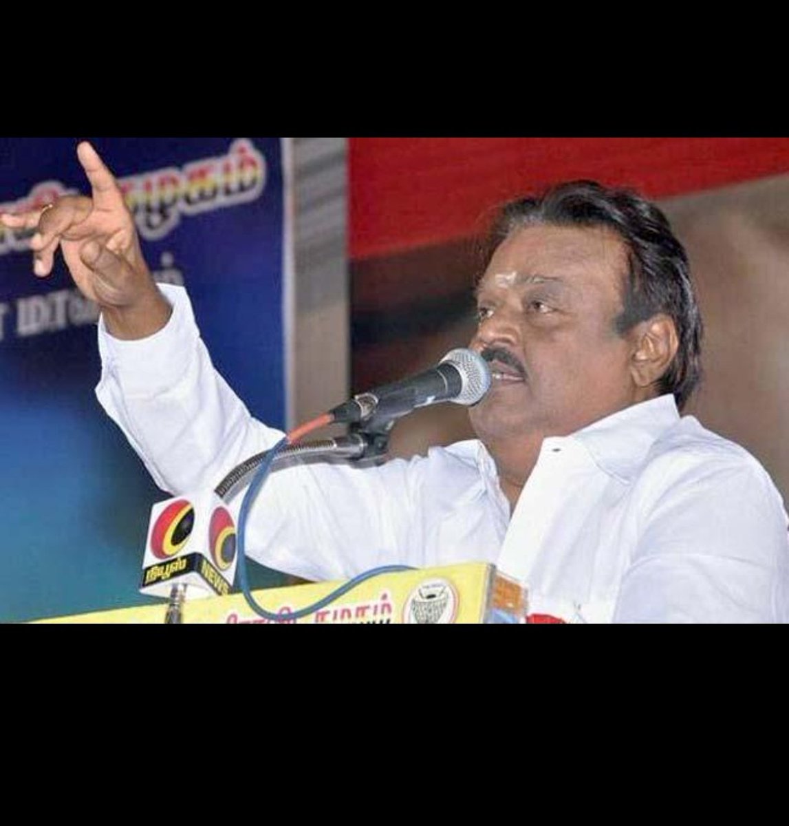 dalits_warrior's tweet photo. #இரண்டு_தொகுதி_வரலாறு
அரசியலை பத்தி எல்லாமே தெரிஞ்சவன்கூட ஒரு பிரச்சினையும் இல்லை.அதேப்போல் எதுவுமே தெரியாமல் இருப்பவனாலும் ஒரு பிரச்சினையும் இல்லை.ஆனா இந்த ரெண்டுங்கெட்டவனா இருக்கானே அவன்தான் பெரிய பருப்பு மாதிரி பேசுவான் இதோ இவனைப்போல..!!

ஒரே ஆள் ஒரே தேர்தலில் இரண்டு தொகுதிகளில் போட்டியிடுவதால் அது வெறும் நம்பிக்கையின்மை மட்டும் இல்லை மேலும் போட்டியிடும் தொகுதிகளில்/பகுதிகளில் கட்சியை அல்லது கட்சியின் கட்டமைப்பை மேலும் வலுப்படுத்த அரசியலில் ஸ்ட்ராட்டஜியாக பயன்படுத்தப்படும்.அப்படி வரலாற்றில் இதுமாதிரியான கான்செப்ட்டில் அதாவது தான் போட்டியிடும் தொகுதியில் வெற்றி வாய்ப்பு இருக்கும்ன்னு தெரிஞ்சும் இரண்டாவது தொகுதியில் போட்டியிடுவது நிறையவே நடந்துள்ளது.அதன் வரலாறு கீழே..

தேசிய அளவில்
1)இந்திராகாந்தி-1980
°Rae bearli(UP)-வெற்றி
°Medak(Telungana)-வெற்றி
2)L.K Advani-1991
°Gandhi Nagar
°New Delhi
3)வாஜ்பாய் நிறைய தேர்தலில் இதுமாதிரி போட்டியிட்டுள்ளார் அதில் அதிகம் போட்டியிட்டு வெற்றிப்பெற்ற தொகுதிகள்
° Lucknow
°Gandhinagar
4)சோனியா காந்தி-1999
°Amedhi
°Bellary

தமிழ்நாடு அளவில்
1)ஜெயலலிதா-2001
ஆண்டிப்பட்டி
புவனகிரி
2)விஜயகாந்த்-2006
விருத்தாச்சலம்
ஆண்டிப்பட்டி

ஏன் ராகுல்காந்தி கூட 2019 மற்றும் 2024ல் கூட ராகுல்காந்தி இநாடாளுமன்ற தேர்தலில் இரண்டு தொகுதிகளில் போட்டியிட்டு வெற்றியும் பெற்றுள்ளார்களே.

இவ்வளவு பெரிய கட்சிகள் அதுவும் எப்பேற்ப்படட் கட்டமைப்பை கொண்டுள்ள பெரிய பெரிய கட்சிகளின் அதிலும் பல தேர்தல்களை சந்தித்து தன்னுடைய வாக்கு வங்கி சதவீதம் இதுதான் என தெரிந்த பெரிய பெரிய அரசியல் தலைவர்களே இரண்டு தொகுதிகளில் போட்டியிடும்போது கட்சி ஆரம்பித்து இரண்டு வருடமே ஆனா அதுவும் முதல் தேர்தலை சந்திக்கும் ஒரு தலைவர் இரண்டு தொகுதிகளை தேர்ந்தெடுத்து நின்றால் அதுல என்ன தப்பு?

புதுசா ஆரம்பிச்சா ஒரு கட்சியையும் அதன் தொண்டர்களையும் இவ்வளவு வெறுப்போடு வன்மத்தை கக்க வேண்டிய அவசியம் வெறுப்பும்-நடுநிலை முகமூடியும்தான் காரணம்.ஒருவேளை கட்சி ஆரம்பிச்சி ரெண்டு வருஷமே ஆன இந்த கட்சிமீதும் அதன் செயல்பாடும் மீதும் உனக்கு இவ்வளவு காட்டமான விமர்சனம் இருக்குமெனில் அப்போ 50வருஷமா கட்சி நடத்திட்டு இருக்க கட்சி மீதும் அதன் தொண்டன் மீதும் உனக்கு எவ்வளவு காட்டமான விமர்சனம் இருக்கனும்.ஆனா எதார்த்ததுல அது உன்கிட்ட இல்லையே!!காரணம் எங்கயோ ஏதோ ஒரு ஓரத்து விஜய் எதிர்க்கும் கட்சிகளின் மீது உனக்கு  இருக்கும் பற்றும் பாசமும்தான்.நீ சொல்லலாம் நான் அந்த கட்சியையும் தானே எதிர்த்து விமர்சித்தியுள்ளேன் என்று.ஆம் விமர்சித்தியுள்ளாய் ஆனால் இவ்வளவு வக்கிரபுத்தியுடன் இல்லை.ஒருவேளை இவ்வளவு வன்மத்துடன் நீ விஜயை விமர்சனம் செய்ய உனக்கு ஒரு காரணமோ அல்லது அவரின் ரசிகளின் செயல்பாடுகள்கூட காரணமாக இருக்கலாம் ஆனால் அதேப்போல் நீ விமர்சனம் பன்ற படத்தோட-அந்த விமர்சனத்தில் பயற்படுத்தப்படுகிற வார்த்தைகளை-அந்த வார்த்தை பதத்தை அந்த படத்தோட புரொடியுசர்-இயக்குனர் இடத்துல இருந்து பாத்தாதான் புரியும் நீ எவ்வளவு பெரிய ஆபாசவாதி,வெறுப்புவாதி,அநாகரீக அயோக்கியன் என்று.So நீ ஒருவனை என்ன காரணத்துக்காக இவ்வளவு வக்கிரமா விமர்சனம் செய்கிறாயோ அதே காரணம் உன் முதுகின் மீதும் அப்(பீ)யுள்ளது என்று தெரிஞ்சிக்கோடா..!!

So நா என்ன சொல்ல வரேன்னா உன்னோடு நடுநிலை வியாபாரமும் வேஷமும் போனி ஆகலை எதையாவது சொல்லனும்னு சொல்லாத.அப்படி சொன்னா கொஞ்சம் Matureஆ சொல்லுன்னு சொல்றேன்..!!