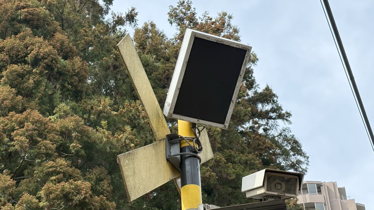 JR青梅線　永山踏切
あまり見かけないスピーカーが使われています。