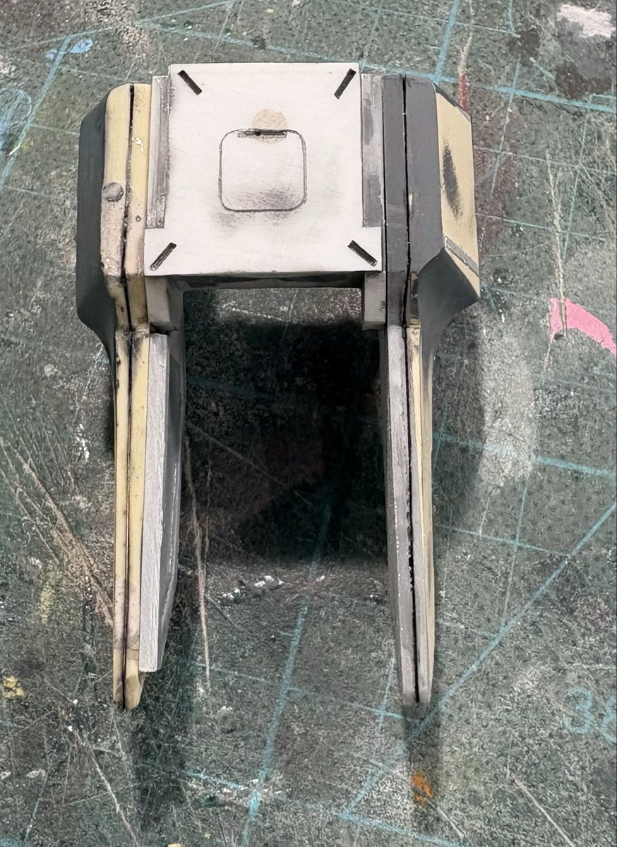 今日も<a href="/GUIDEBEACON/">ガイドビーコン Since2012</a> さんで、1/60 ガンダムダブルエックス作業。
一個だけ作り直した肩正面のデティール作りと、肩上面のデティール彫り。

複合素材かつ、経年劣化もあって苦戦中...
もう一回掘り直しかな...

＃ガンダムDX
＃ガンプラ