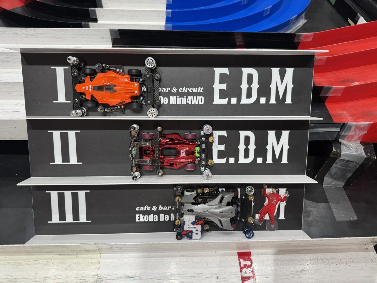 edm__design's tweet image. 【3/29(日)ME限定NEXT/BMAXデイレース裏結果】
優勝:しもやま選手🏆
準優勝:kotaro選手🥈
3位:カワイ選手🥉

でした‼️
kotaro選手とのギリギリの接戦を制したのはしもやま選手☺️おめでとうございます🎊

#EDM
#mini4wd