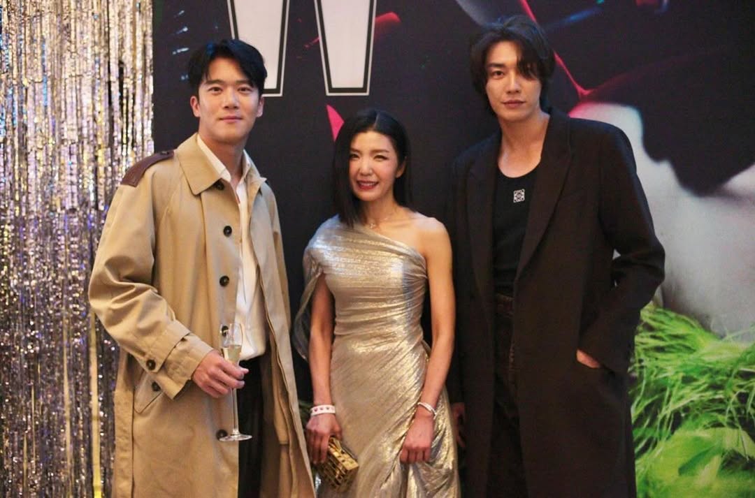 loveglory0111's tweet image. 2023년 LoveYourW
예전에는 부드러운 웨이브 헤어를 했던 이선생님이 아름다운 긴 머리로 변신
#DDAY 이후 8년 만에 한교수와 함께 찍은 사진🤎🤎
#kimyoungkwang 
#ハソクジン
#WKorea 
🔗instagram.com/p/C0Gys_VPSFW/…