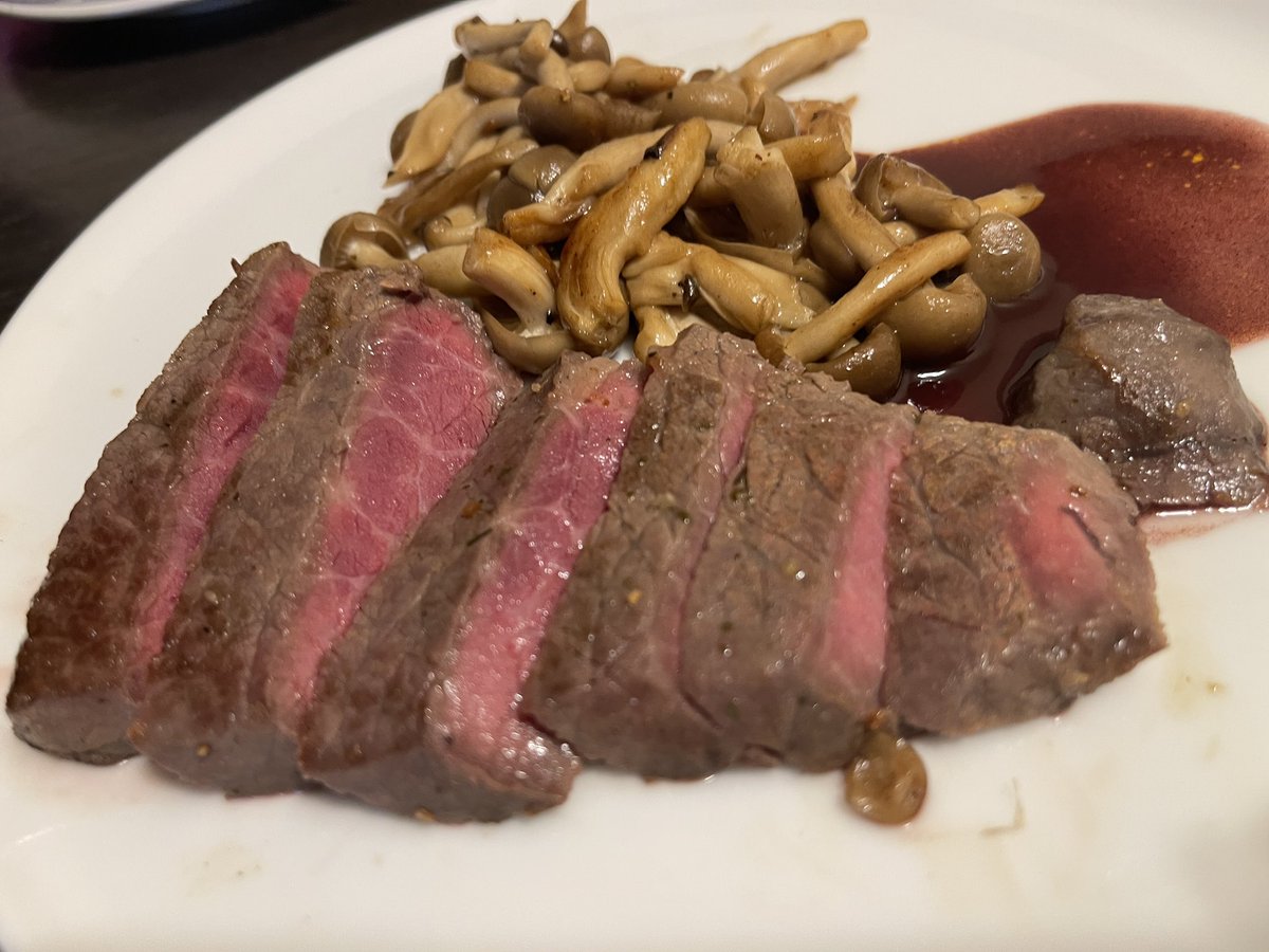 REC後に肉を焼くやつは私ぐらい、今日は飲み残しの赤ワインともも肉で作業飯