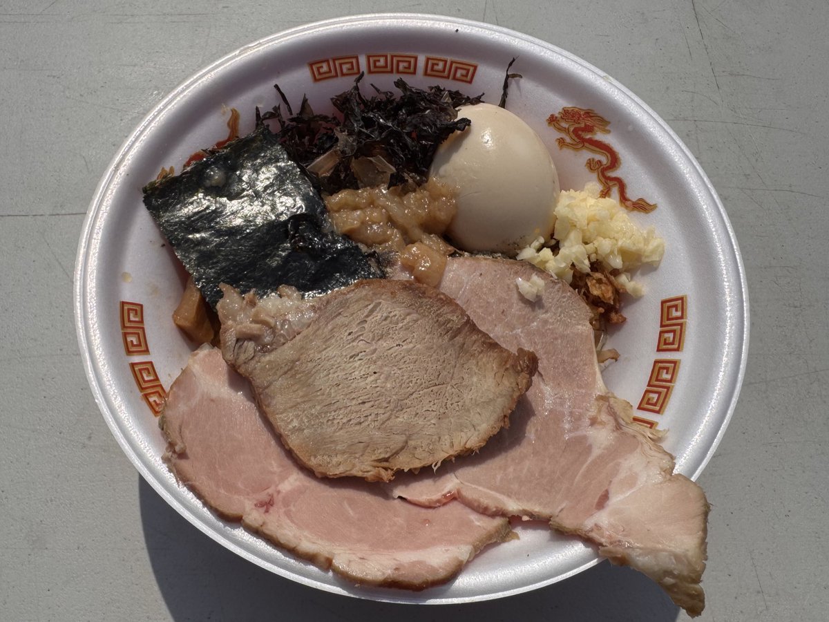 roro_maj7's tweet photo. #最強ラーメン祭
煮干し煮干しで煮干しめっちゃ補給できてしあわせ
今年は食べるところに屋根無くてめっちゃ暑かった
雨の日はどうしよ… https://t.co/qlnRyPvY5h