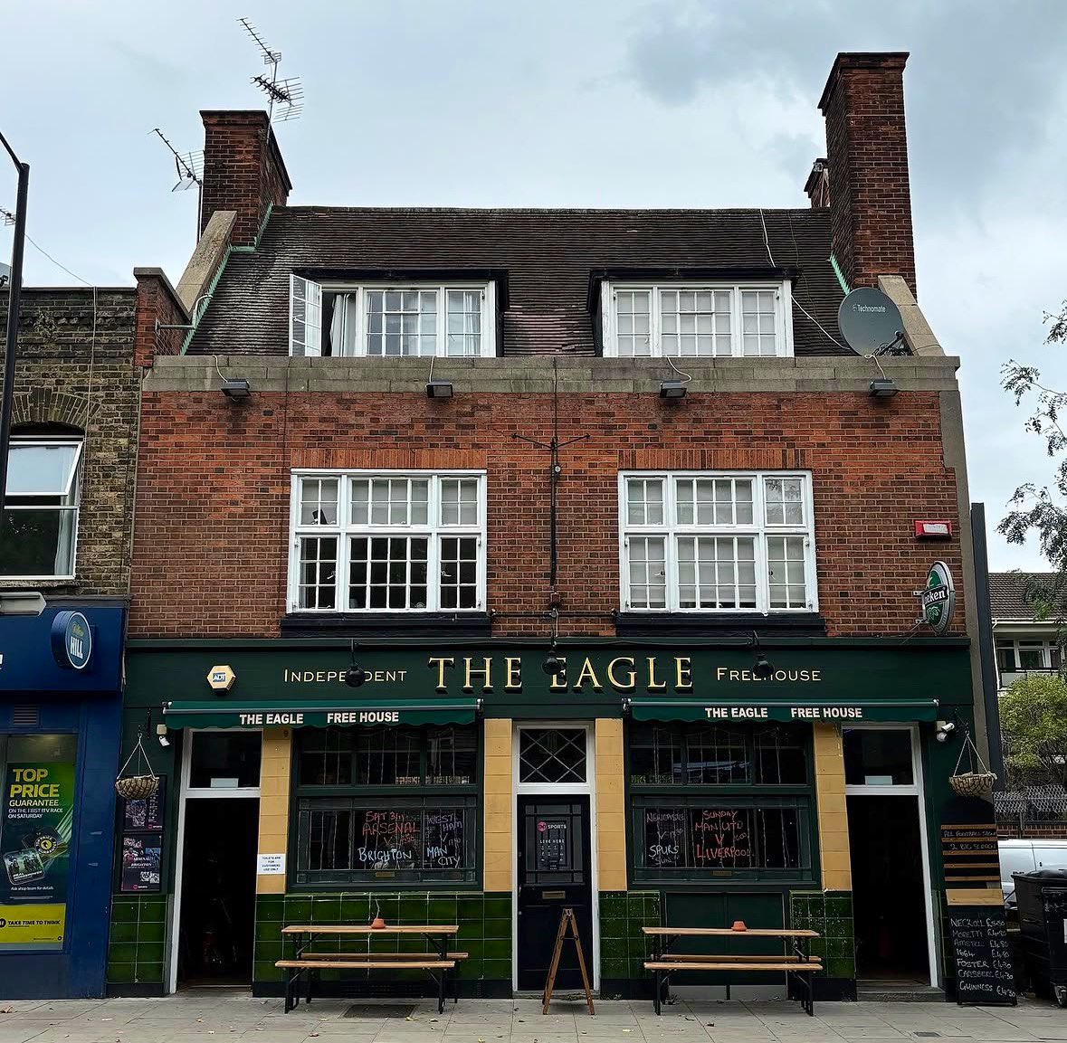 LondonPubMap's tweet image. The Eagle
📍103 Wick Rd, London E9 5AE

The Eagle is located in a residential area of Homerton in Hackney, just north of Victoria Park. This pub was originally built in 1872. The pub you see today was built in the 1930s for Watney Combe Reid. #hackney