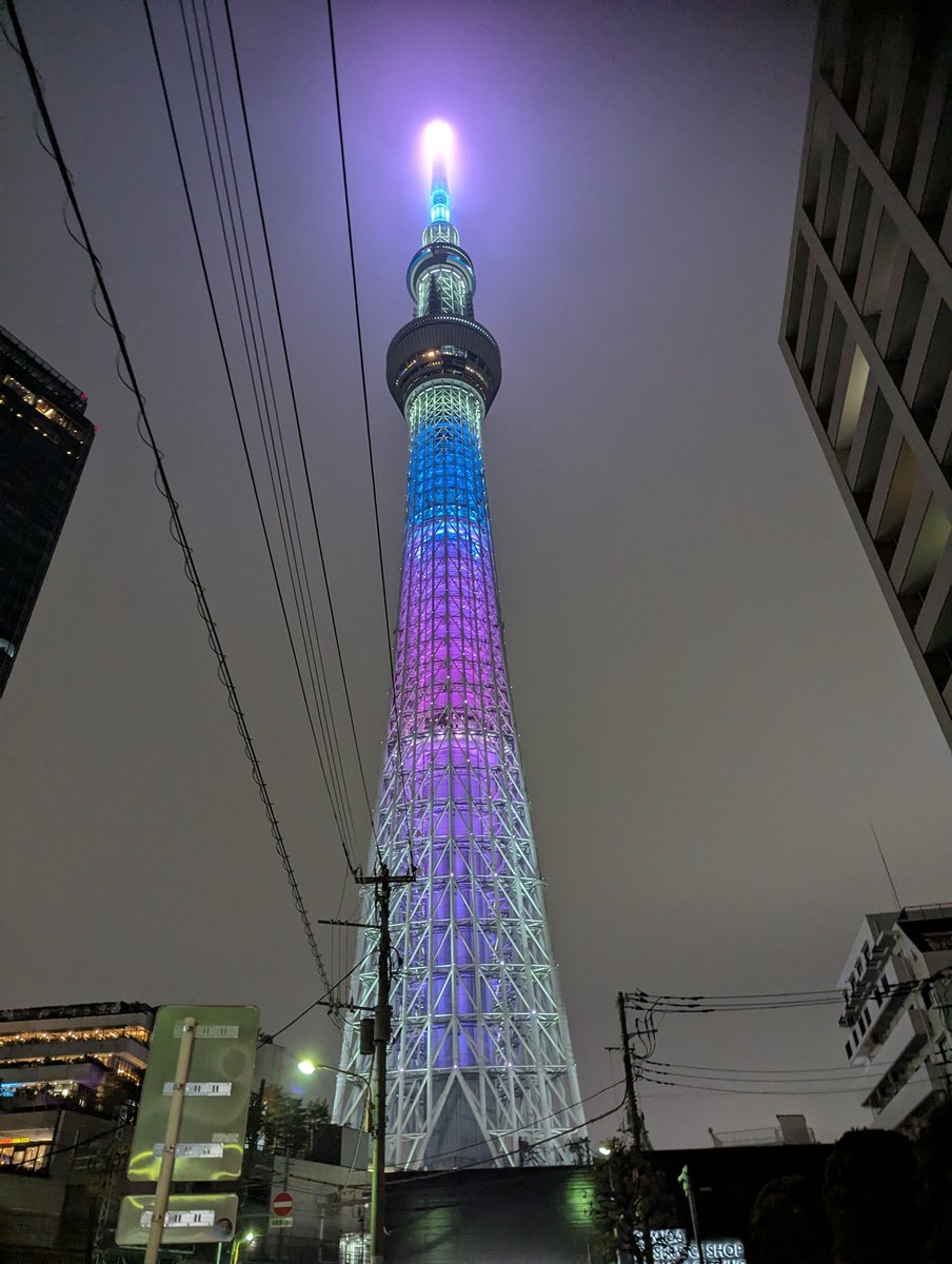 ビン太です
今日はお客さんみんなでお花見でした。
誰もが主役！素敵な毎日です
帰りに見上げたスカイツリー