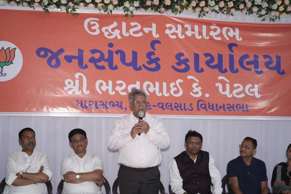 KanuDesai180's tweet photo. આજરોજ વલસાડના ધારાસભ્ય શ્રી @bharatpatelmla ના જનસંપર્ક કાર્યાલયનું સંસદ સભ્ય અને લોકસભાના દંડક શ્રી @dhaval241086 અને ધરમપુરના ધારાસભ્ય તથા પ્રદેશ ઉપાધ્યક્ષ શ્રી @ArvindPatel178 ની સહ-ઉપસ્થિતિમાં ઉદ્દઘાટન કર્યું. 

આ નવું કાર્યાલય વલસાડની જનતાના પ્રશ્નોના નિરાકરણ અને લોકકલ્યાણના કાર્યો માટે એક સબળ માધ્યમ બનશે તેવી મંગલ શુભકામનાઓ પાઠવી.