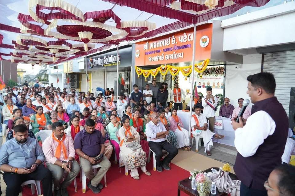 KanuDesai180's tweet photo. આજરોજ વલસાડના ધારાસભ્ય શ્રી @bharatpatelmla ના જનસંપર્ક કાર્યાલયનું સંસદ સભ્ય અને લોકસભાના દંડક શ્રી @dhaval241086 અને ધરમપુરના ધારાસભ્ય તથા પ્રદેશ ઉપાધ્યક્ષ શ્રી @ArvindPatel178 ની સહ-ઉપસ્થિતિમાં ઉદ્દઘાટન કર્યું. 

આ નવું કાર્યાલય વલસાડની જનતાના પ્રશ્નોના નિરાકરણ અને લોકકલ્યાણના કાર્યો માટે એક સબળ માધ્યમ બનશે તેવી મંગલ શુભકામનાઓ પાઠવી.