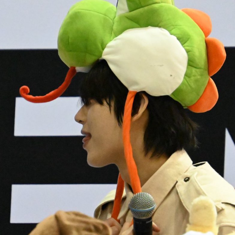 he probably sticks his tongue out just like this when he and sunghoon *gunshot*