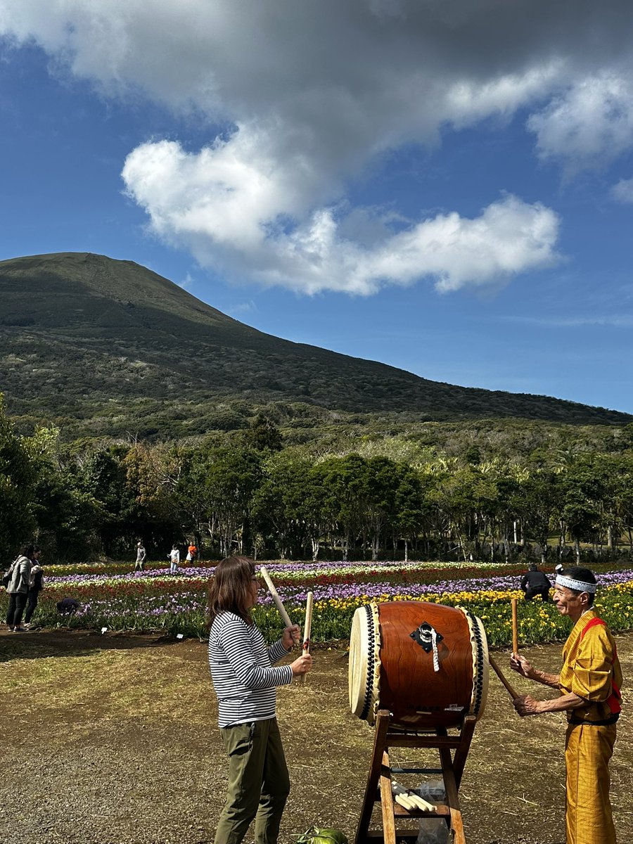 panyachan_jp's tweet photo. 八丈島へ視察へ。昨年10月の台風の被害を受けて早半年、都議選にも立候補した伊藤しょうさんや現地の関係者含め様々にお話を聞かせていただきました。

島嶼部における地産地消エネルギーの活用や観光、交通事業、防災など多岐にわたって現地を見て、現場の声を聞いて、今回は8箇所を視察しました。

私は今回初めて島嶼部へ伺いました。「東京の島」という言葉から、どうしても私たちが暮らす東京のイメージを重ねてしまっていましたが、実際に見た姿は、私が生まれ育った鹿児島県の海岸部や島と通ずる課題が多くありました。距離、物流、人口規模、産業のあり方、様々な前提が違う中で地域が成り立っています。

何より感じたのは、私たちの想像以上に、行政と民間の連携と努力で地域が回っているということです。「八丈町」という、23区と比べれば圧倒的に小さな規模である中で、復旧・復興、日常業務すべてに全力で向き合っている。町単位でのリソースには限界があります。その中で、本来は行政が担うべき領域も民間の善意で支えられている部分が少なくないこと、行政側の苦悩もありました。

一方で民間の側も、町が必死にやっていることや現実的なリソース不足を理解し、「島を良くしたい」「より良い形で繋いでいき��い」という思いを強く持っている人たちがたくさん。もちろん全てを分かり合えているわけではないかもしれないけれど、こういった関係性があるからこそ成り立っていると感じました。

東京都として支えられる余地は、まだまだあるとも思います。

今回の台風でも、死者・行方不明者がゼロであったこと、そして暮らしを立て直し始められていることを、島の方々は「運が良かった」と話されていました。でもそれは決して単なる偶然や幸運ではなく、日頃からの備えや、行政・民間を問わない共助の積み重ねの結果だと思います。今回お話を伺った多くの方が「これを契機に」と、足りなかった部分や変わらざるを得なかった部分を受け止め、必要なものは改善し、力にしていきたいと話していました。

その努力に対して都政は誠意を持って応えていく必要があります。

島には、素晴らしい自然と資源があります。
都議選に共に挑戦した伊藤さんからは、「支援されるだけの離島ではなく、島があるから東京は強い、面白いと言える対等な関係を目指す。その一員としてプライドを持って動いていく」という言葉がありました。今回初めて直接お会いしましたが、自分の足らなさと、そんな人材を政治の現場に押し上げることができなかった弱さに悔しさを覚えると共に、その覚悟と視点をしっかり受け止め、背負っていきたいと強く感じました。

正直、議員になる前は、議員視察という行為にどれほど意味があるのか疑問に思うこともありました。しかし今回、現地で具体的な課題や要望を伺い、自分の目で見て、人に触れ、その思いを感じたことで、すべてが自分の中に蓄積されていく実感があります。これは区内での視察や意見交換にも通じるものです。現場からしか見えない現実がある。

自身の選挙から1年を前に、国民���主党東京都議団の仲間とも様々に意見交換できました。その一つひとつを都政に確実につなげ、目立たなくてもひとつでも多くの成果を都民の皆様に���元していきたいと思いを新たにしました。