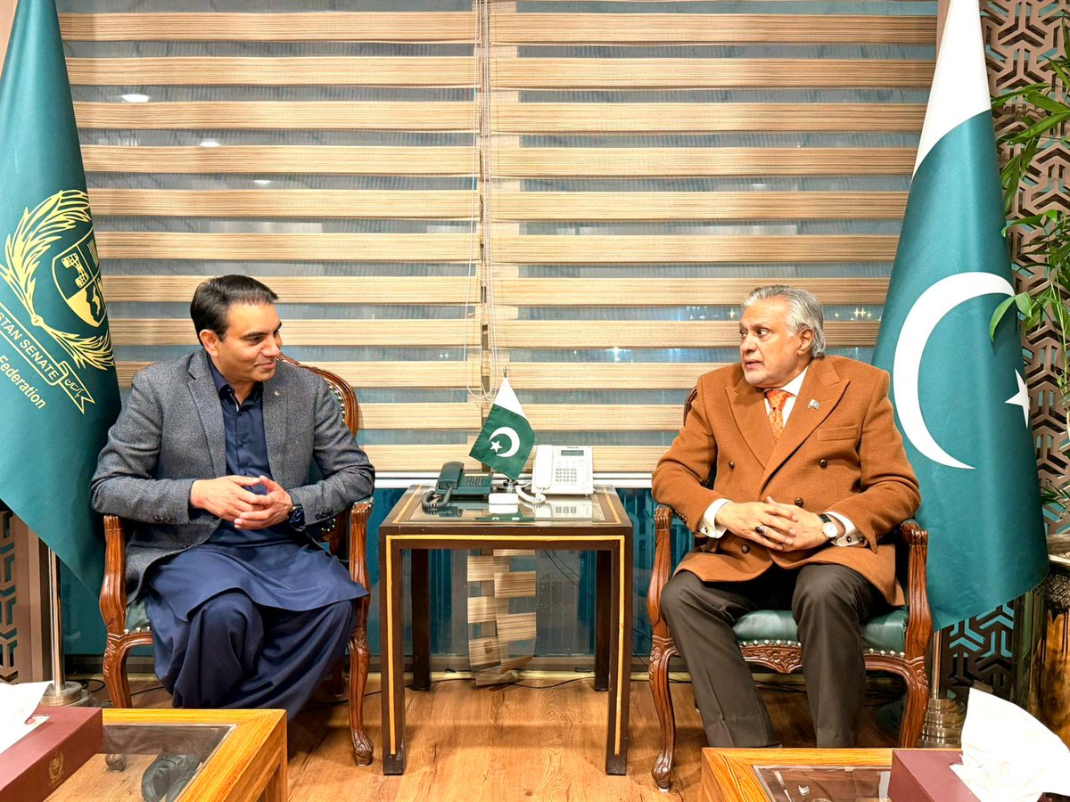 اسحاق ڈار اس وقت دنیا کو اپنی صلاحیتوں سے حیران کررہے ہیں،ایسی شاندار خارجہ پالیسی،دن رات کی انتھک محنت کے نتیجے میں دنیا ورلڈ وار سے باہر نکل رہی ہے،اسحاق ڈار صاحب نے تب بھی بہت محنت کی تھی جب پاکستان نے ایٹمی دھماکے کیے تھے،ڈار صاحب قوم کے محسن ہیں،سلام سر!!