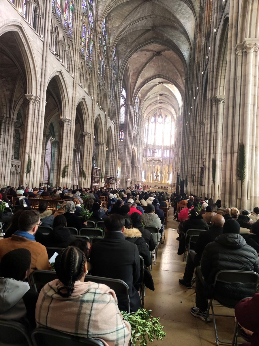 pepitamalauva's tweet photo. Basilique de St Denis 100% pleine en ce dimanche de Rameaux. https://t.co/puIjwxhloj