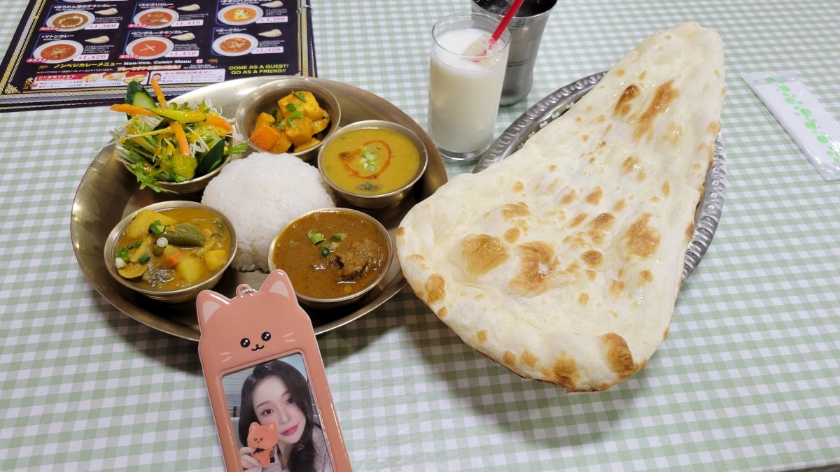 ﾎﾃﾙ付近のﾈﾊﾟｰﾙ料理屋で晩ごはん
この手のｶﾚｰとしては、まぁﾌﾂｰの味だったけど、かなりお食べ得でした😋
お店のｻｰﾋﾞｽもﾖｶｯﾀね～。ｾｯﾄはﾗｲｽとﾅﾝの選択だったけど両方食べたいからﾗｲｽ少な目にして別で追加でﾅﾝを、と注文したんだけどｾｯﾄ料金のみだった😭✨