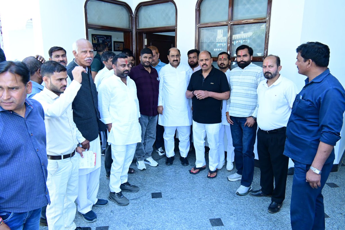 JaivirThakur's tweet photo. जन समस्याओं के निवारण को सर्वोच्च प्राथमिकता देते हुए जनपद अलीगढ स्थित आवास पर आयोजित जनता दर्शन में देवतुल्य जनता से भेंट कर उनकी  समस्याओं को सुना एवं संबंधित अधिकारियों से वार्ताकर समस्याओं के निस्तारण के लिए निर्देशित किया ।

जन विश्वास ही हमारी प्रेरणा है। https://t.co/RL8IJeiN7U