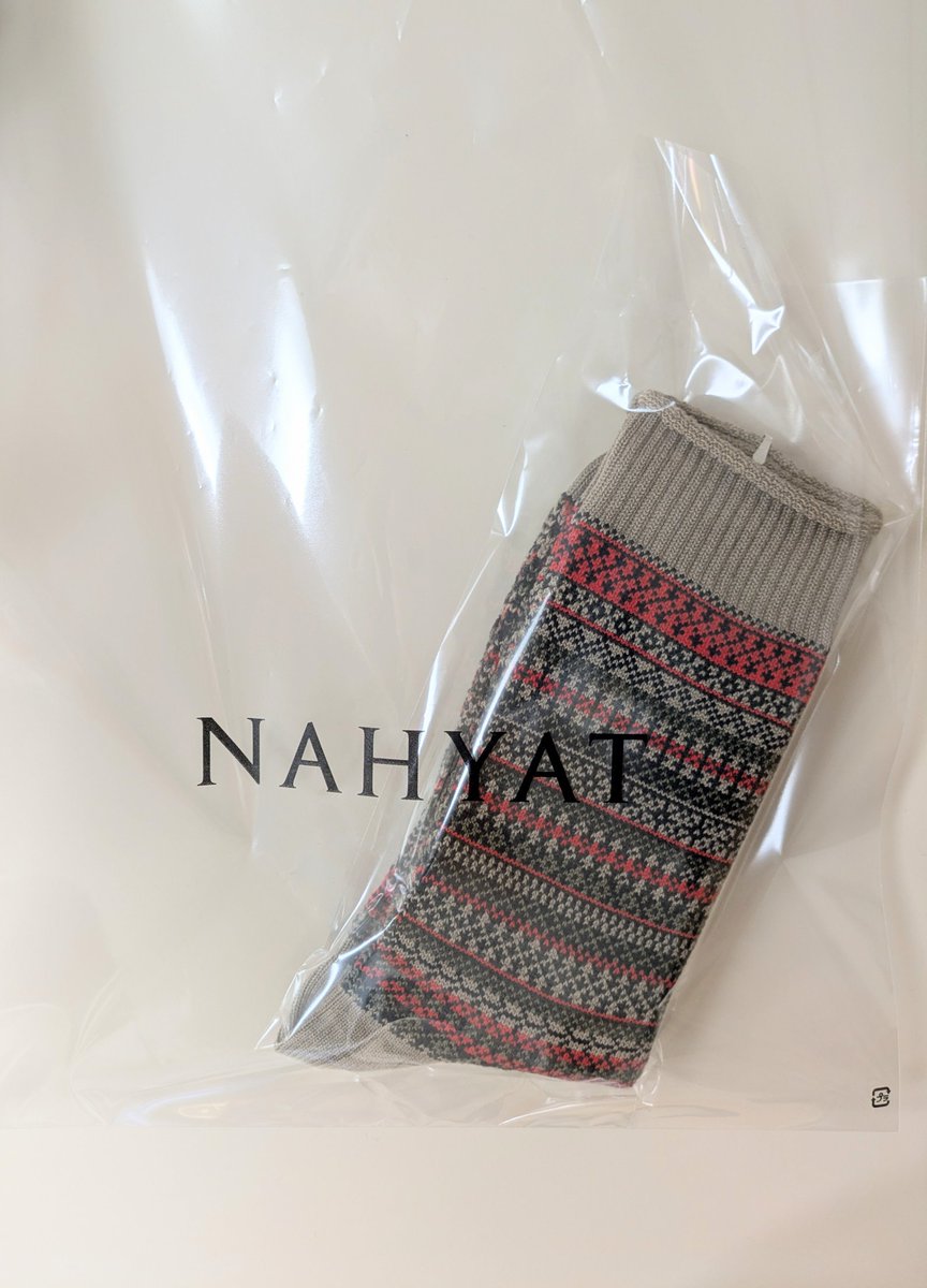 『NAHYAT』の展示会へ。試着してみるとレザーブルゾンと赤のニットシャツが思いのほかしっくりきて悩み中。あと、素晴らしい靴下をいただきありがとうございました🙏