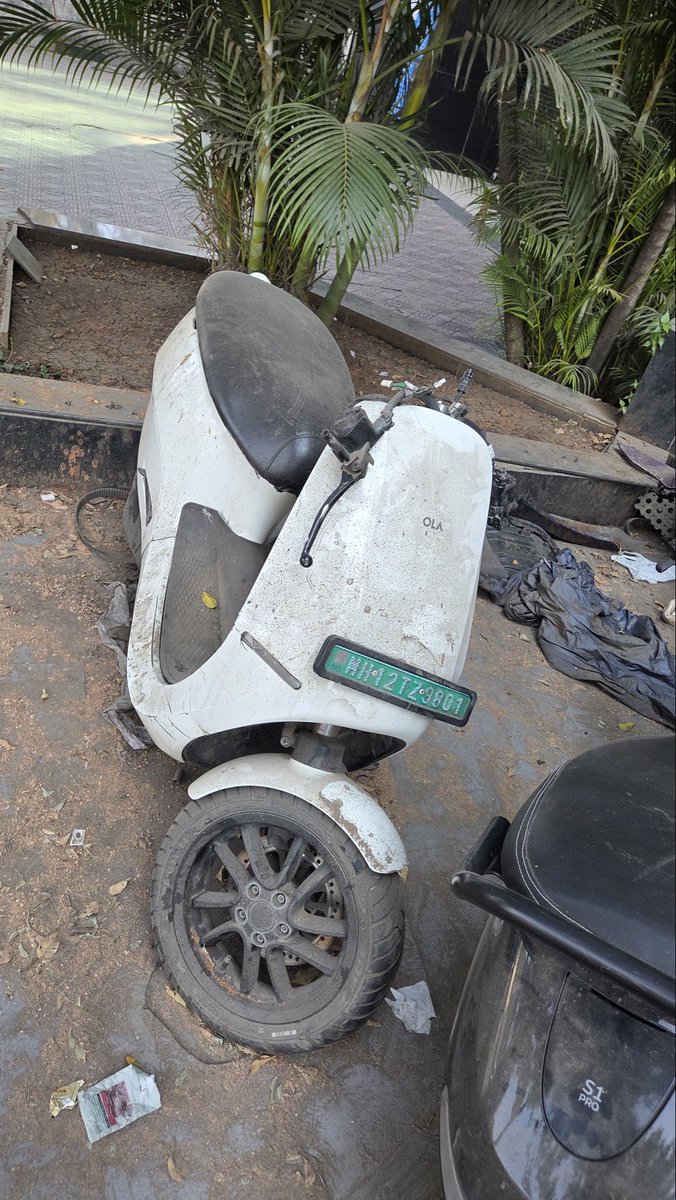 parasherl's tweet photo. @OlaElectric @bhash @consaff @jagograhakjago 

9 MONTHS AGO (July 2025) Ola picked up my S1 Pro (MH12TZ9801) from Pune for simple front brake repair & took it to Wakdewadi Service Centre.

Today after 9 months? It’s lying dismantled in the open outside the centre. Almost EVERY part is missing/stolen. No response despite 50+ calls, messages & in-person visits.

This is daylight robbery. Return my scooter in FULL working condition or replace it + compensate for harassment & loss of use. 

Photos attached. 

#OlaElectric #OlaScam #ConsumerRights #Wakdewadi #Pune #FixOlaService