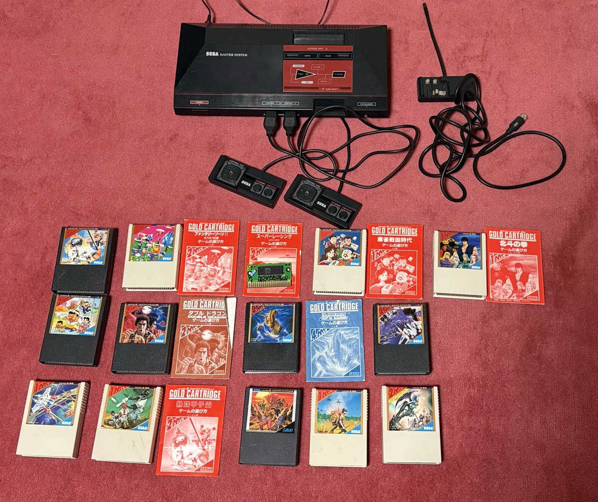 spirityz's tweet image. SEGA Master System 
捨てるに捨てれない思い出の品
ソフトも一緒に出てきた
一応電源は入ったがつなげるテレビがなかった。部品買ってつなげるか
いっそ昔のブラウン管テレビ買ってつなげるかだな　#SEGA ＃MasterSystem