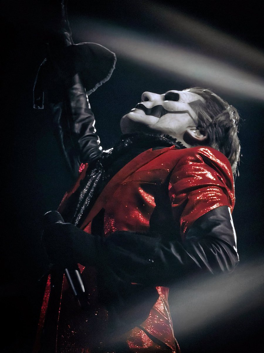 sky 🦇 tweet media