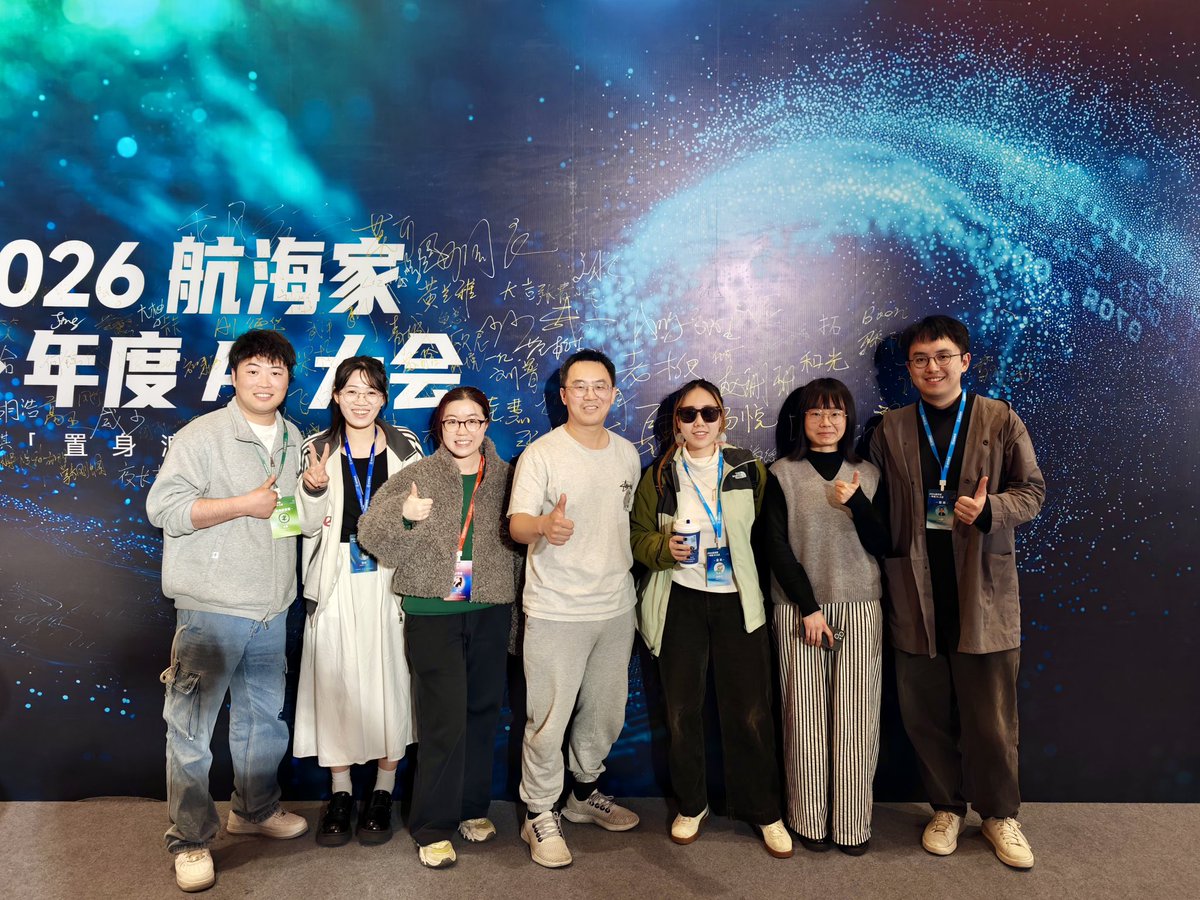 去年去深圳 AI 大会时，我还在纠结是做志愿者，还是自己买票参会？最后还是自己买了机票和门票。

当时跟朋友随口说了一句：下次来，我要做嘉宾，不做志愿者了！

这次算是还愿了，虽然只是夜话嘉宾，但已经是很具体的一步。

很多事情，一开始只是随口一说；
但只要你一直没停，它真的会慢慢成真！