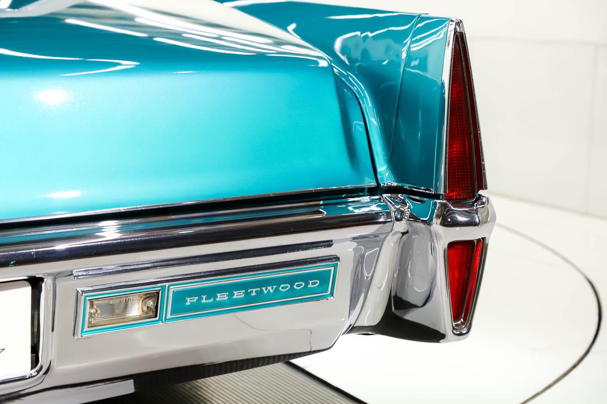 1970 CADILLAC FLEETWOOD BROUGHAM
馬車の時代から続く伝統の名”フリートウッド”を冠するキャディラックのショーファードリヴン車
全長5.8m全幅2m軸距3.4mの偉容は将に陸の巡洋艦と呼ぶに相応しい
375馬力を誇る7.7ℓV8エンジンの威力を以て2.2tの超重量級ボディを最高速208㎞/hまで悠然と加速させる