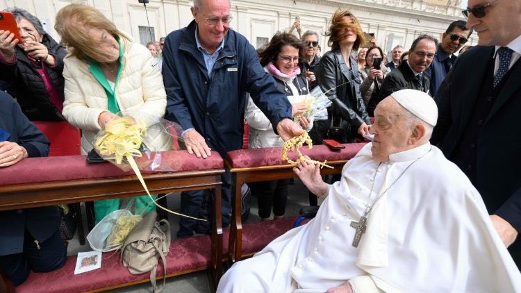 artdisciple's tweet image. Have a nice Palm Sunday 🥹🌞❤️

Photos: One of Pope Francis’s first Palm Sundays and then the last one he celebrated with us

#PopeFrancis #PapaFrancisco