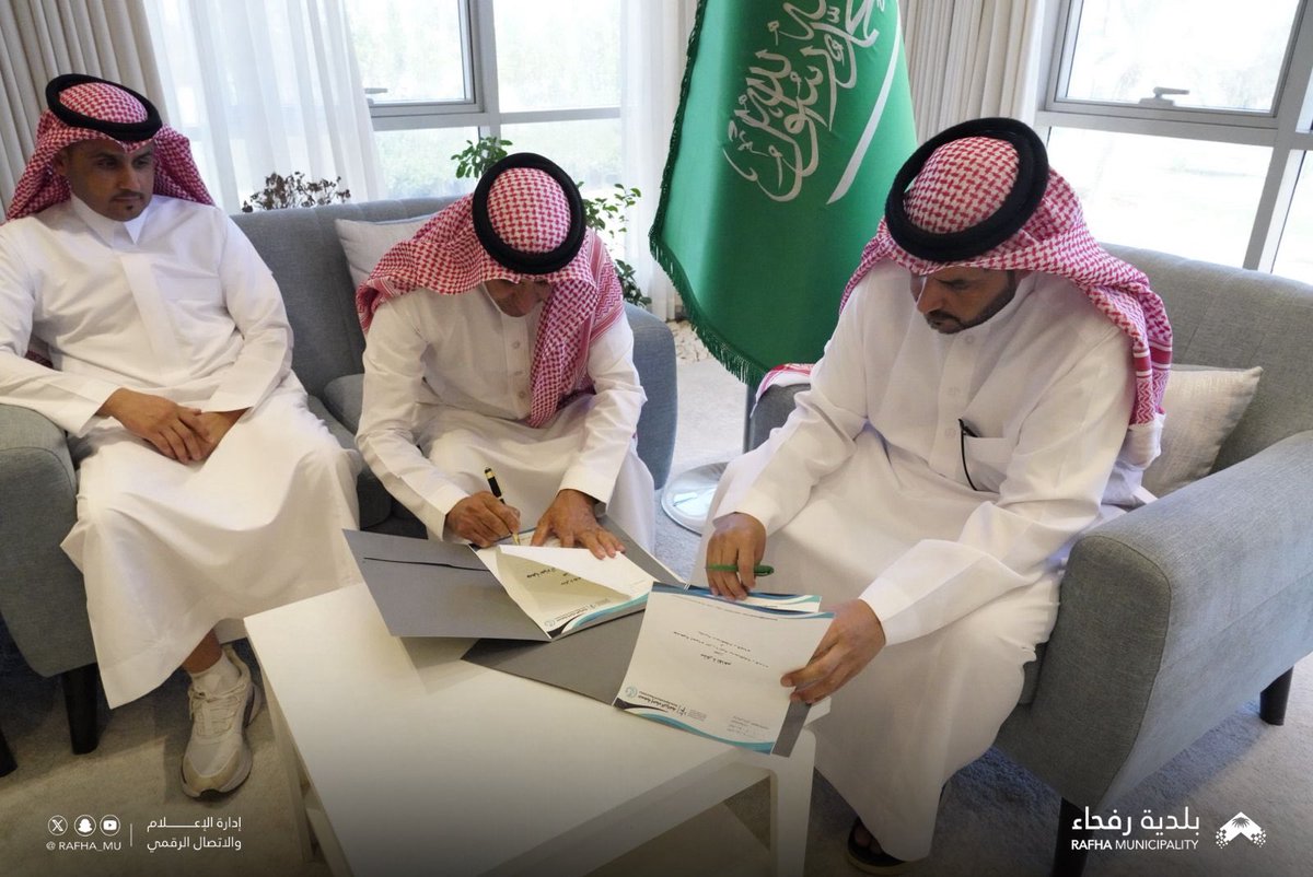 Rafha_Mu's tweet photo. ضمن جهود تعزيز الشراكات المجتمعية وتحقيق مستهدفات رؤية المملكة 2030 🤝🌴

وقّعت #بلدية_محافظة_رفحاء
مذكرة تعاون مع جمعية إحياء الزراعية لتنفيذ أعمال حصر ورعاية أشجار النخيل والاستفادة من إنتاجها بما يسهم في دعم المبادرات التنموية وتعزيز جودة الحياة بالمحافظة . https://t.co/6eQ0BxH0Xt