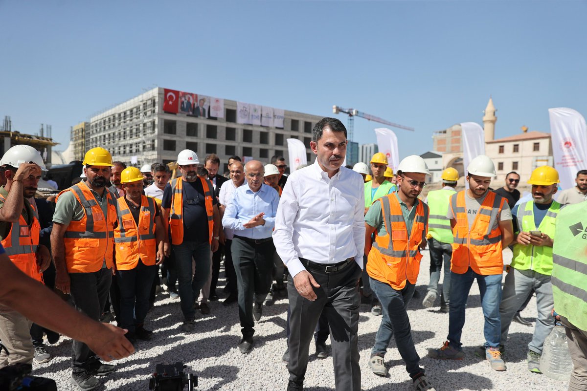 Türkiye, çevresindeki büyük savaşların yarattığı yıkıma ve ekonomik sıkıntılara rağmen, eşi benzeri görülmemiş bir projeye imza attı.

Depremin vurduğu 11 ilde 174 ayrı alanda 3.481 şantiye kurduldu.

2 yılda 367 bin 995’i konut, 65 bin 672’si köy evi, 21 bin 690’ı iş yeri olmak