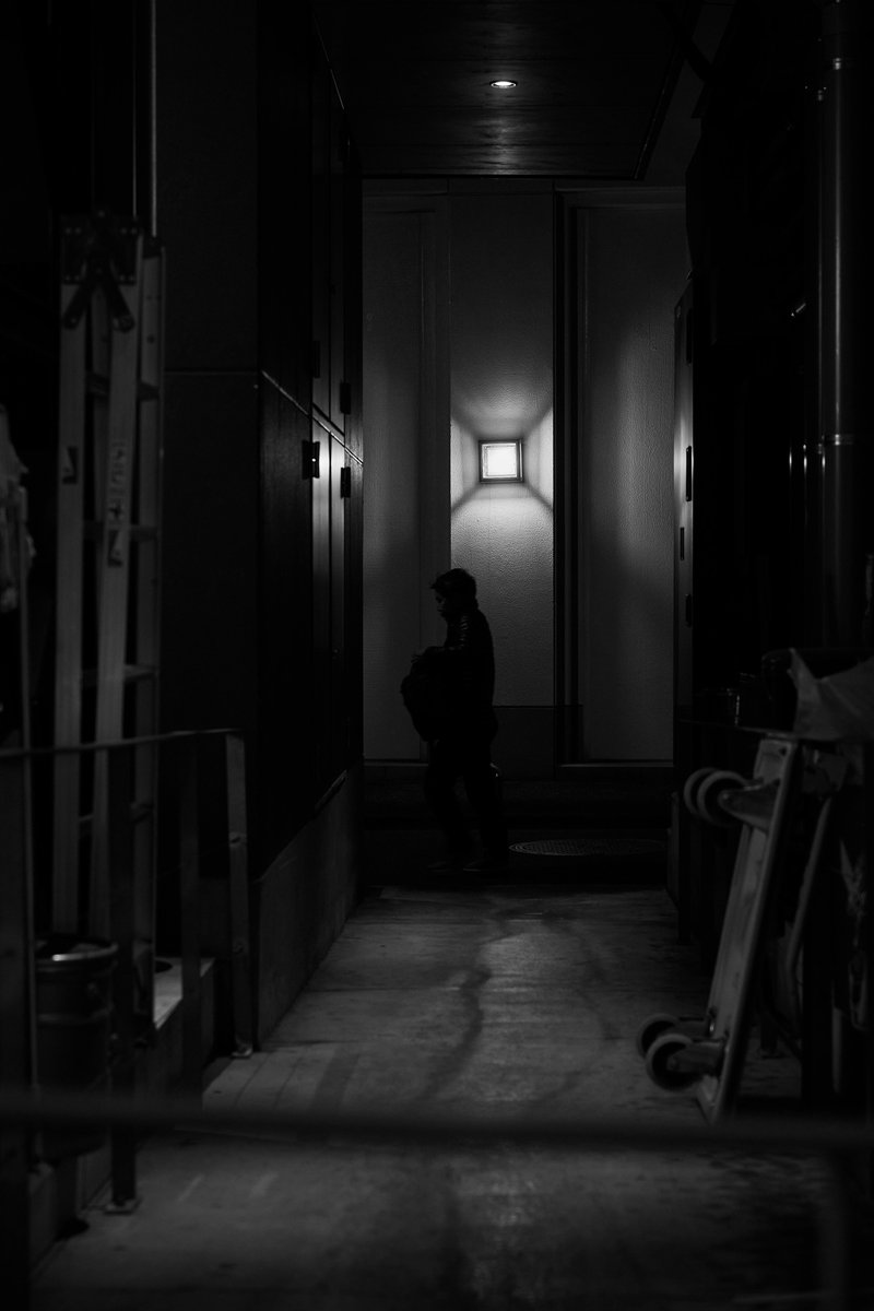 zauber2011's tweet image. We pass through, leaving only shadows behind.

#StreetPhotography #Monochrome #UrbanNight #InTransit #LightAndShadow