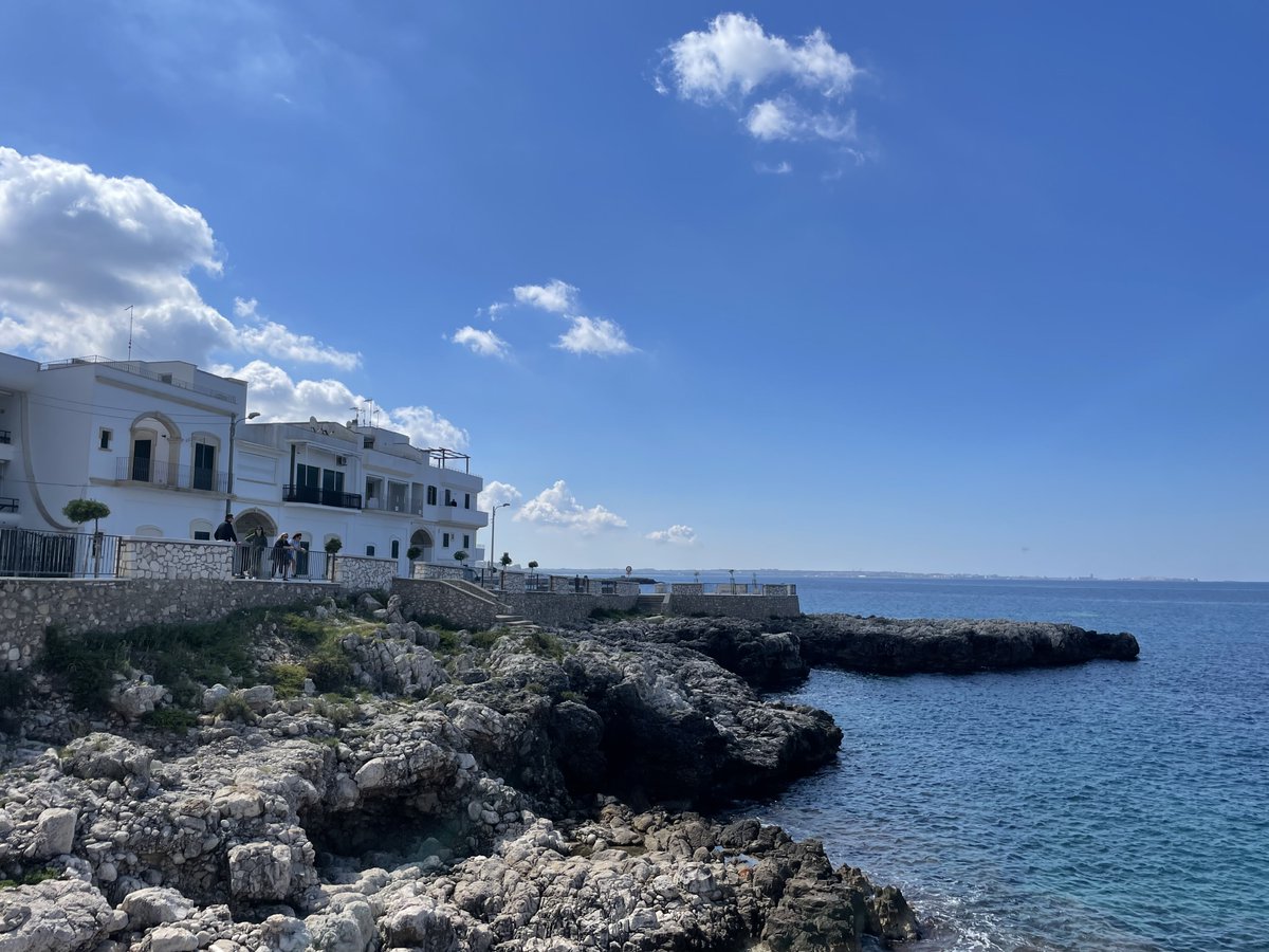 VeroSinmapa's tweet image. ✈️Si vas a hacer una ruta por #Puglia y NO llegas hasta aquí… ¡error!
📍Santa Maria di Leuca, en la bota de #Italia es:
➤ Diferente
➤ Auténtico
➤ Muy poco turístico
💁🏻‍♀️ Te dejo todo lo que necesitas para organizar tu visita: sinmapa.net/que-ver-en-san…
