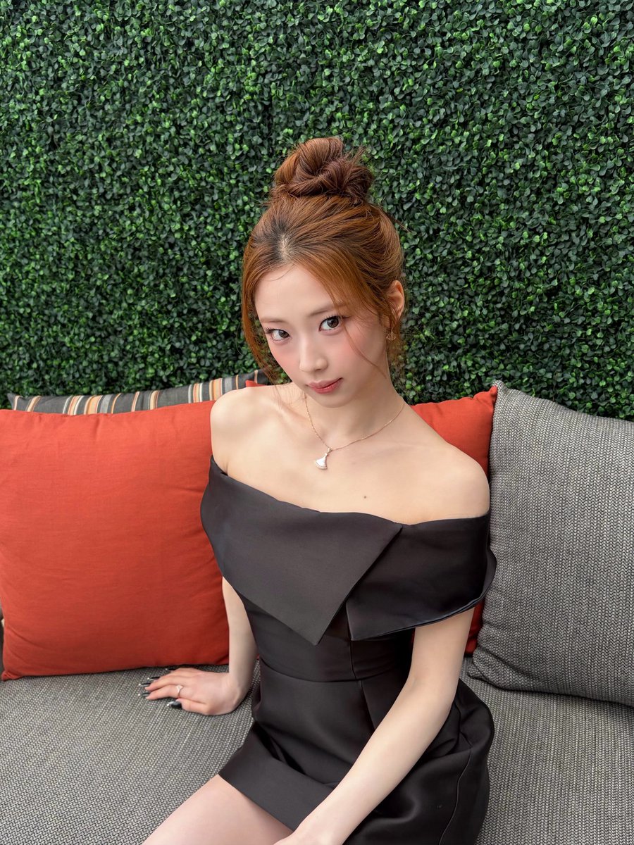 กรี๊ดดดด😲 ตายๆๆ พี่สาวรุกะสวยมากแก สวยอะไรขนาดนี้อ่ะ คุณหนูตัวเล็กตัวน้อย ที่อยู่ในโอวาทคุณหญิงแม่ แต่แอบมาถ่ายรูปมาก แล้วโพสเริ่ด แหวน สร้อยคอ ต่างหู ครบเซท แบรนด์รักมากลูก ออกงานทีไรก็โชว์ทุกที💍💅