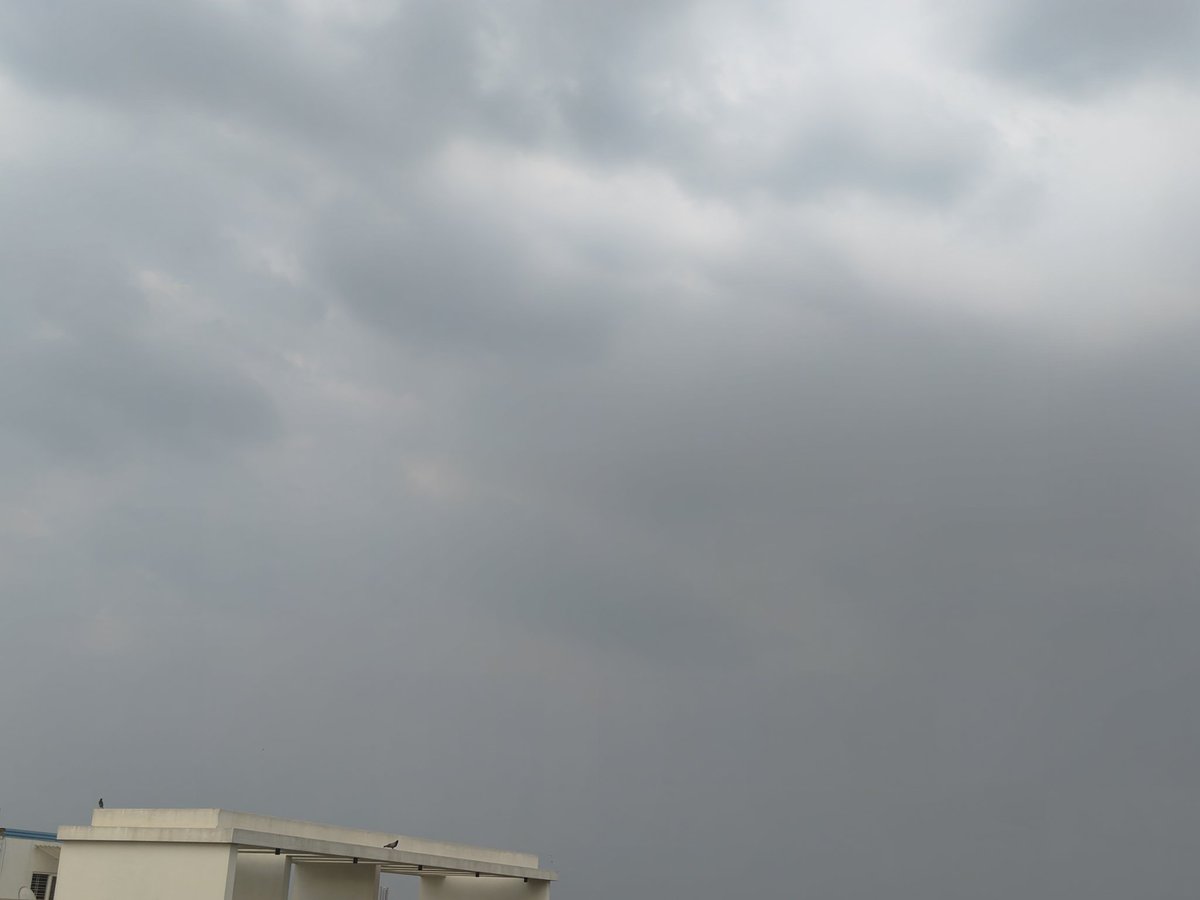 namma_vjy's tweet image. 4.35PM Update: Stratocumulus clouds ☁️ can be seen over the Eastern Horizon.

Let's see whether they can turn into TS cells. Possibility is there.

#Bengaluru #Bangalore