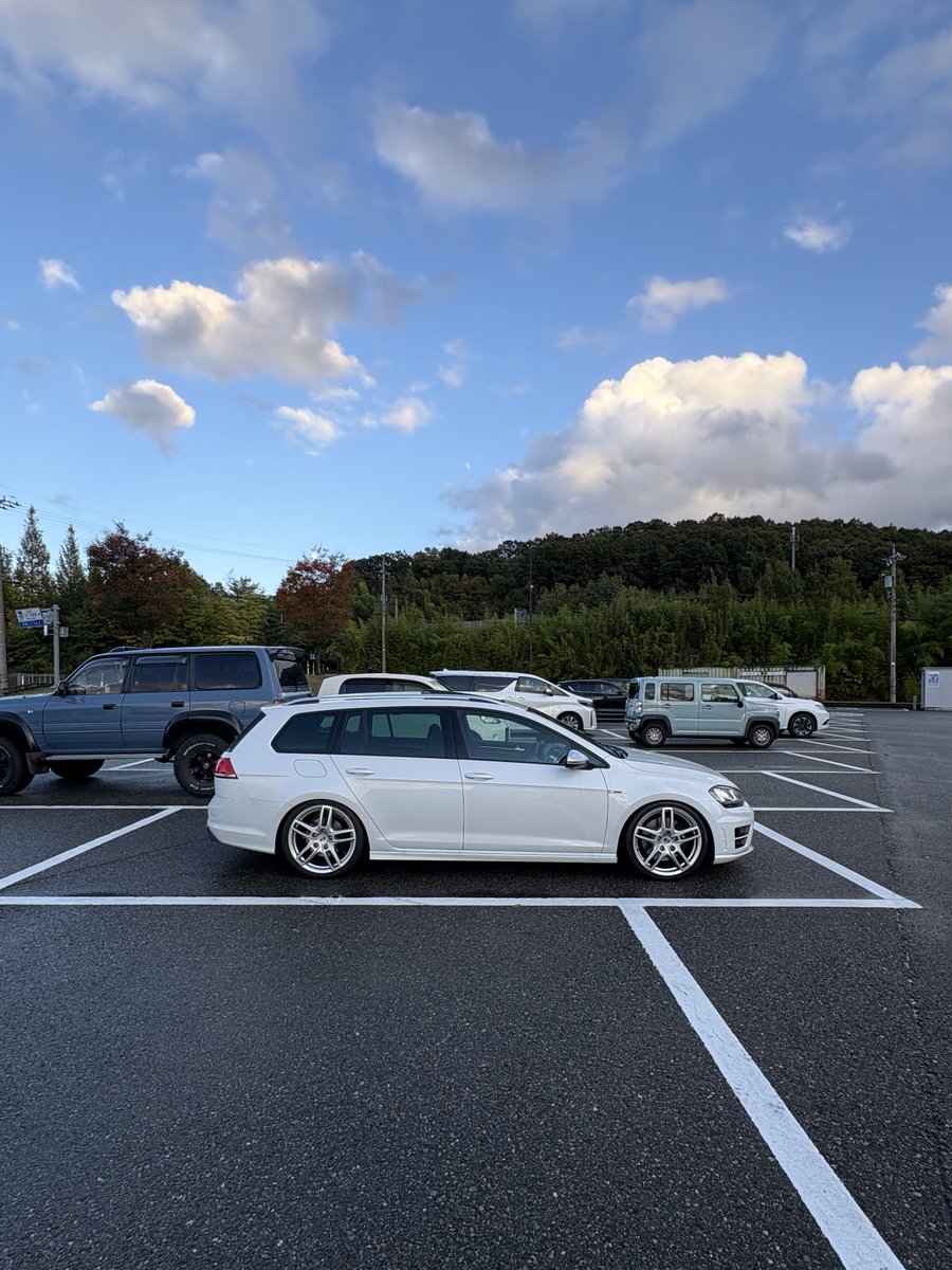 sumo_mk7's tweet photo. 冬車高に235/35結構快適やったしロティも235にしようかなの気持ち https://t.co/pMWsBNeoVe