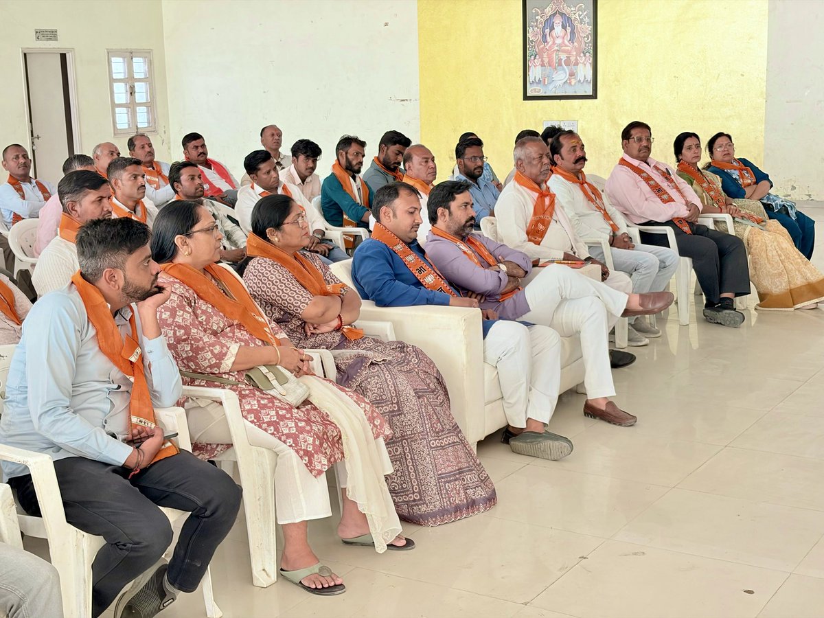 દાંતા વિધાનસભાના અંબાજી ખાતે “મન કી બાત ટિફિન કે સાથ” કાર્યક્રમમાં ઉપસ્થિત રહી સૌ કાર્યકર્તાઓ - આગેવાનોને આગામી સ્થાનિક સ્વરાજની ચૂંટણી સંદર્ભે માર્ગદર્શન આપ્યું તેમજ મન કી બાત કાર્યક્રમ નિહાળ્યો..!!