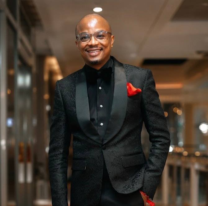 Man’s NOT Barry Roux tweet media