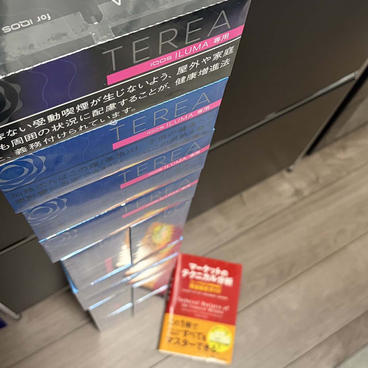 kabroly32's tweet photo. <大人の積み木>
4/1から40円も値上がりするので、
タバコ12カートン買ってきました！

これって4,800円勝ち？
それとも69,600円負け？

もしかしてワンコイン超えた時に損切りすべきだったりする？🚬 https://t.co/TPbVu1u6dS