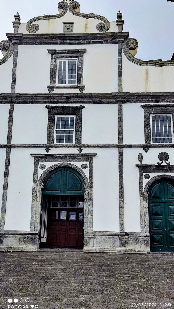 Na Ilha de São Miguel é fácil encontrar  atividade vulcânica recente Na Ribeira Seca, a erupção de 1563, soterrou grande parte da aldeia, mas a lava parou à porta da Igreja de São Pedro. O  fontanário, parcialmente soterrado pela lava, mantém intacto a parede e a bica de água.