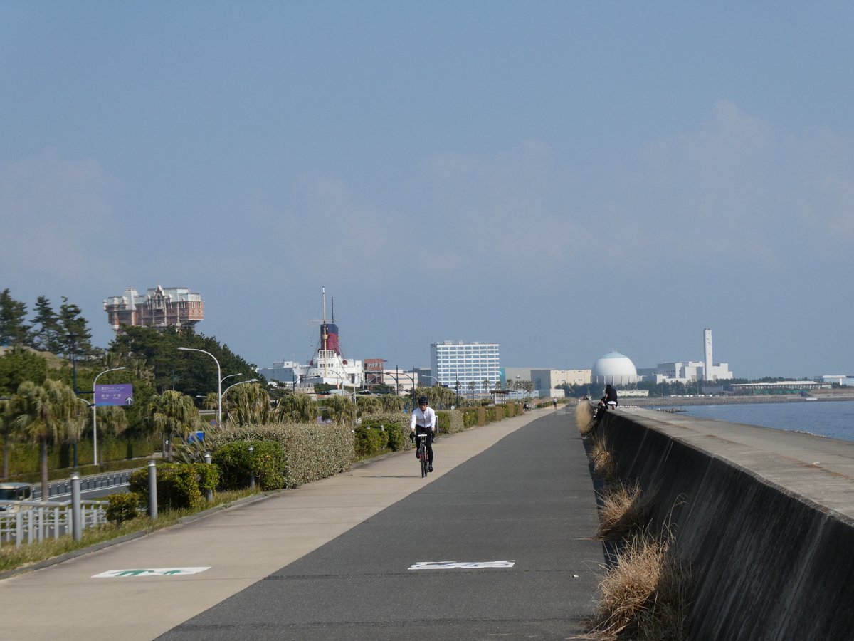 ringog5's tweet photo. 自転車でフラリと舞浜方面へ。意外と桜の花が少なく、まだつぼみが結構ある印象でした。
きっと夢の国は混雑していたのでしょうが、その周辺は日曜日でも人が少なくて「自転車で歩く」ぐらいのスピード感でも誰かに気兼ねすることもなく、のんびりできました。 https://t.co/FKLWX52MGY