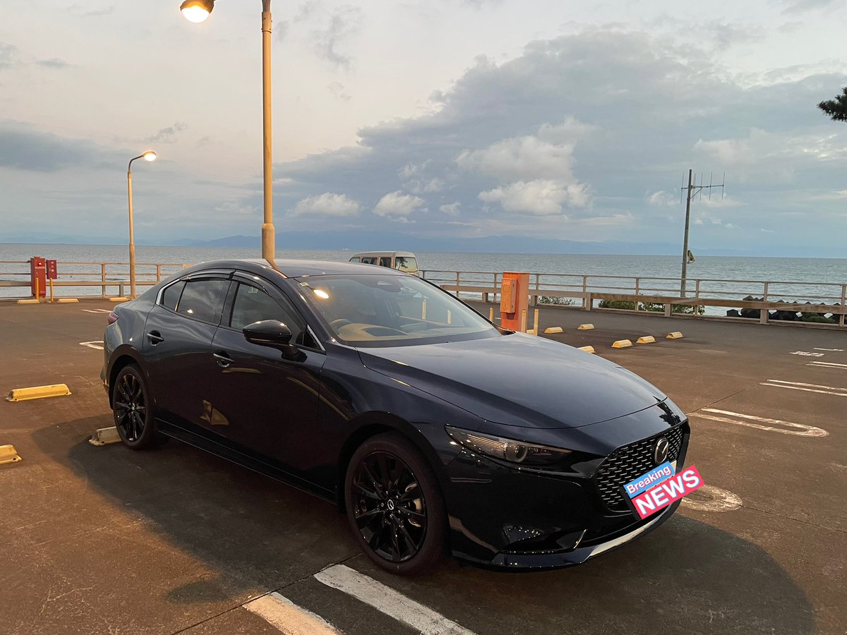 maxam46's tweet photo. 1枚目が純正ホイールで2枚目がスタッドレス用に買ったアクセラの純正流用で車高はいじってないんだけど
実際イメージ的にどうなのかな？
＃純正流用
＃mazda3 https://t.co/ZOQT9RduzM