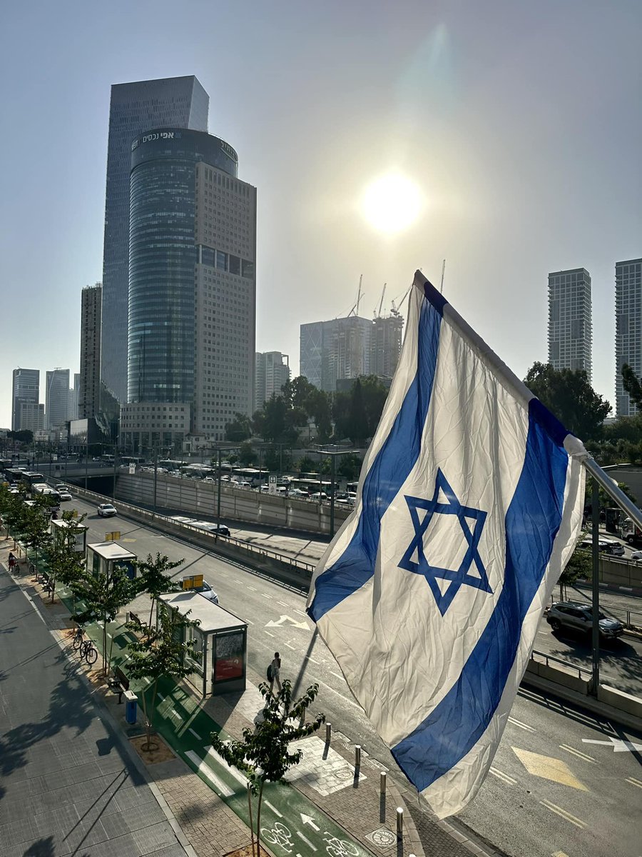 redarrowhead tweet media