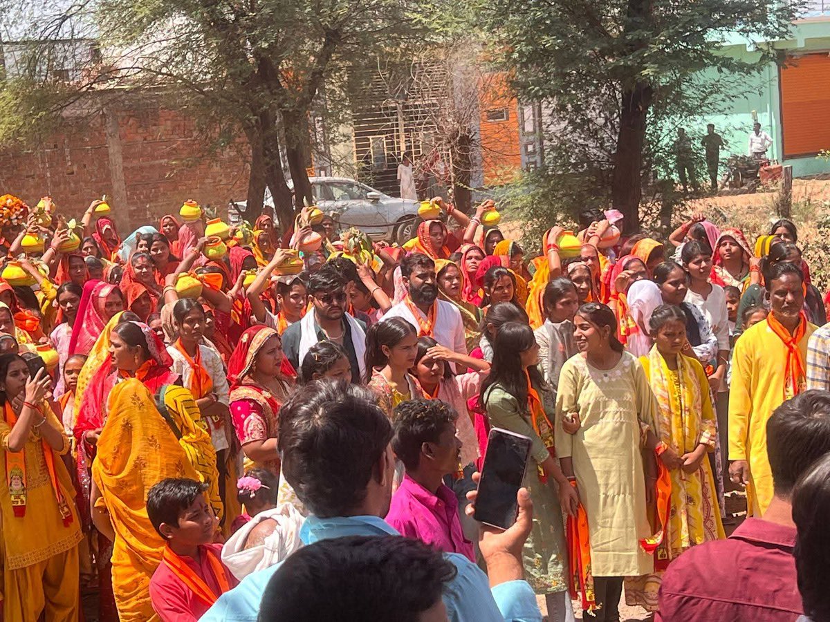 RupeshTantwar's tweet photo. श्री खुन खुन बाग दरवार रायसेन में आयोजित रामकथा के निमित आज कलश यात्रा निकाली गईं एवं श्री राम कथा का आज पहला दिवस सम्पन्न हुआ।।
श्री खुन-खुन बाग दादाजी दरवार https://t.co/6DFKoSmmLU
