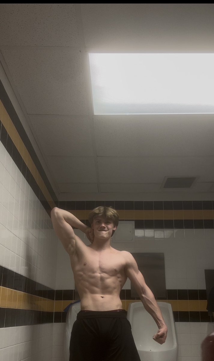 TristanAllevik's tweet photo. Comeback season is underway 🙌
Since surgery I have managed to gain 20lbs+ of mucle that was lost after #aclsurgery. Nothing but hardwork and determination! 
185lbs 6’2 EDGE/SS/OLB coaches tap in! 
@sussexfootball5 @salemcc_ftbal 
@Louisburg_FB @hs_mercer https://t.co/0yGFvO18Er