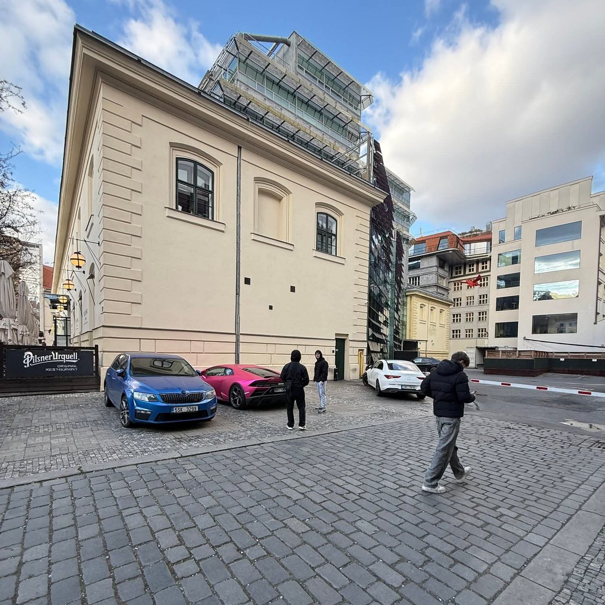 Parkování v Praze tweet media