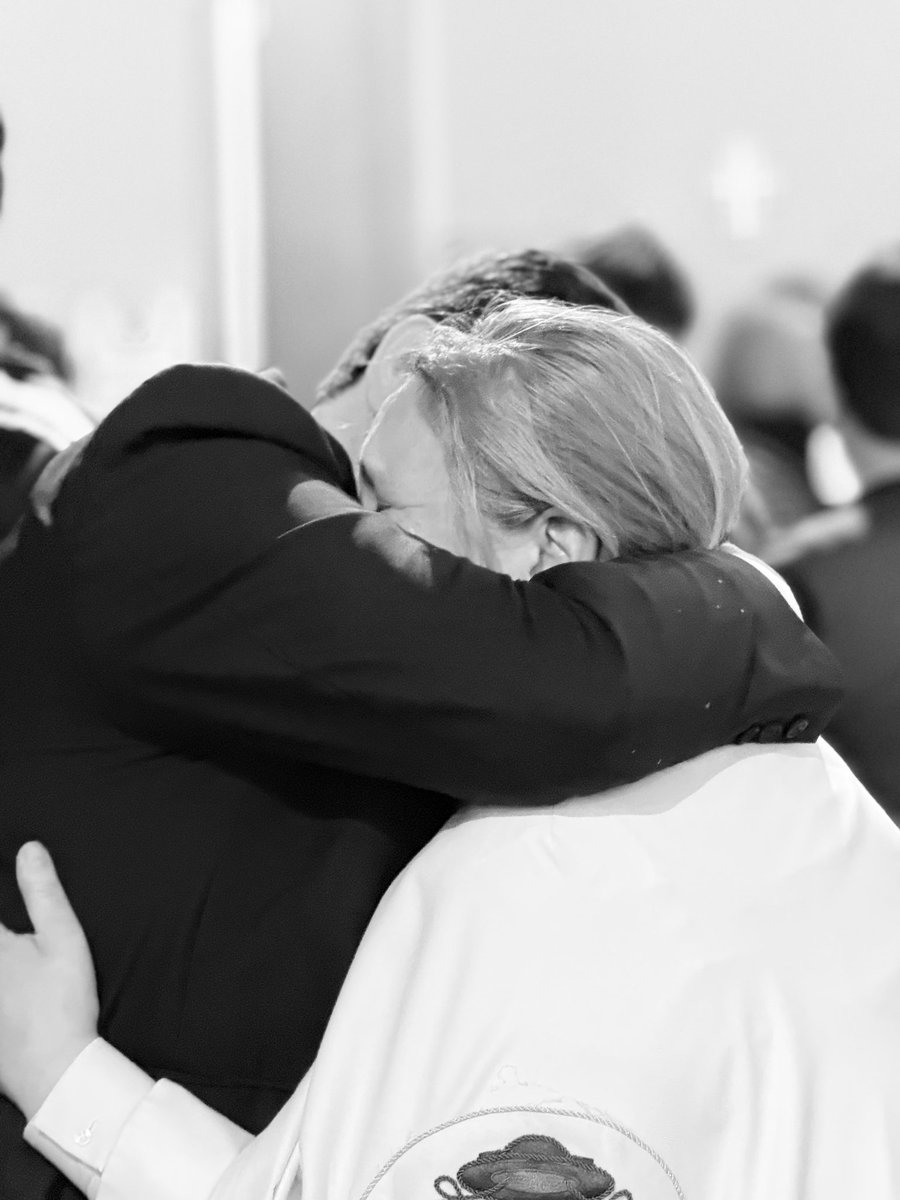 Ahí estaba la mitad del Sábado de Pasión,  la otra la habíamos dejado en una sonrisa en el balcón de casa cuando pasó el Señor. En ese abrazo y en esas lágrimas está su trabajo, su esfuerzo, su dedicación,  sus desvelos, también sus miedos...
Gracias <a href="/nelebana84/">ana belen borrego</a> 
Te quiero.