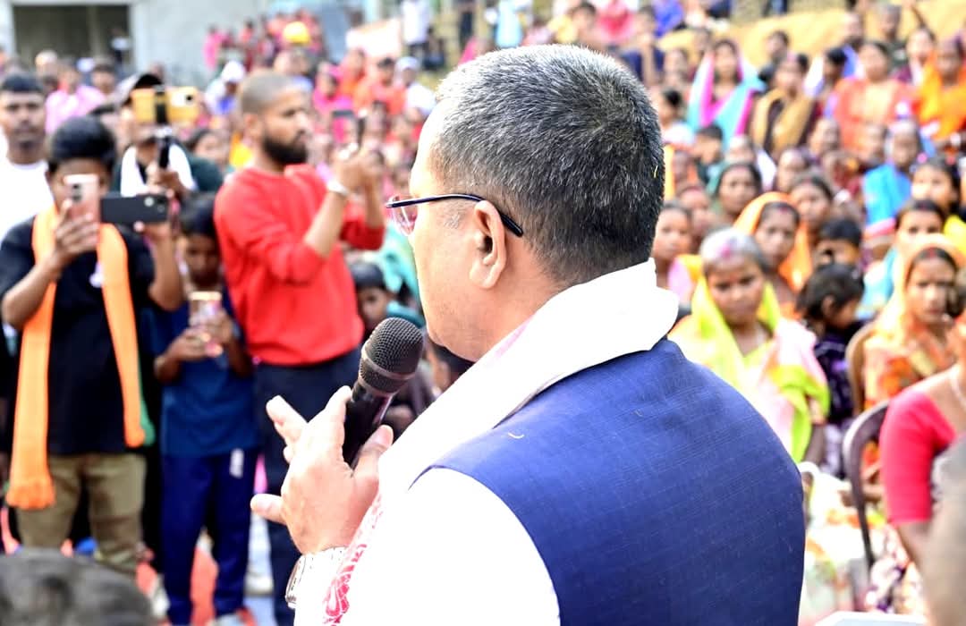 #AssamChoosesBJPAgain

কুকিতল জুড়ে উঠছে বিজয়ের গর্জন – আবার একবার বিজেপি সরকার ।

আজ পাথারকান্দি বিধানসভা কেন্দ্রের অন্তর্গত কুকিতলে আয়োজিত এক নির্বাচনী জনসভায় উপস্থিত ছিলাম। জনসভায় সাধারণ মানুষের উপচে পড়া ভিড় আর স্বতঃস্ফূর্ত উচ্ছ্বাস আজ আবারও প্রমাণ করে দিয়েছে যে রাজ্যে